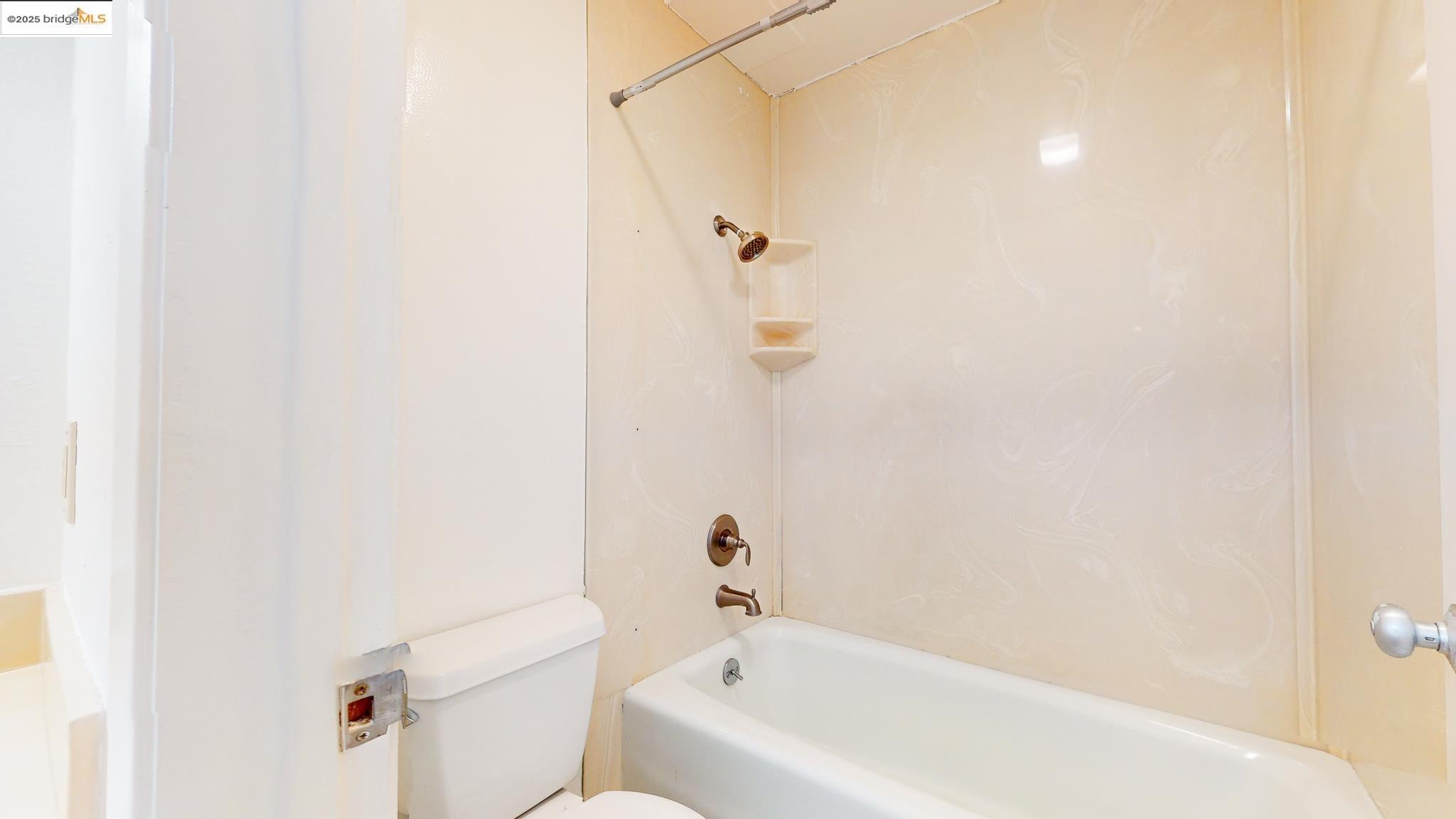 Detail Gallery Image 8 of 17 For 2700 Le Conte Ave #201,  Berkeley,  CA 94709 - 1 Beds | 1 Baths