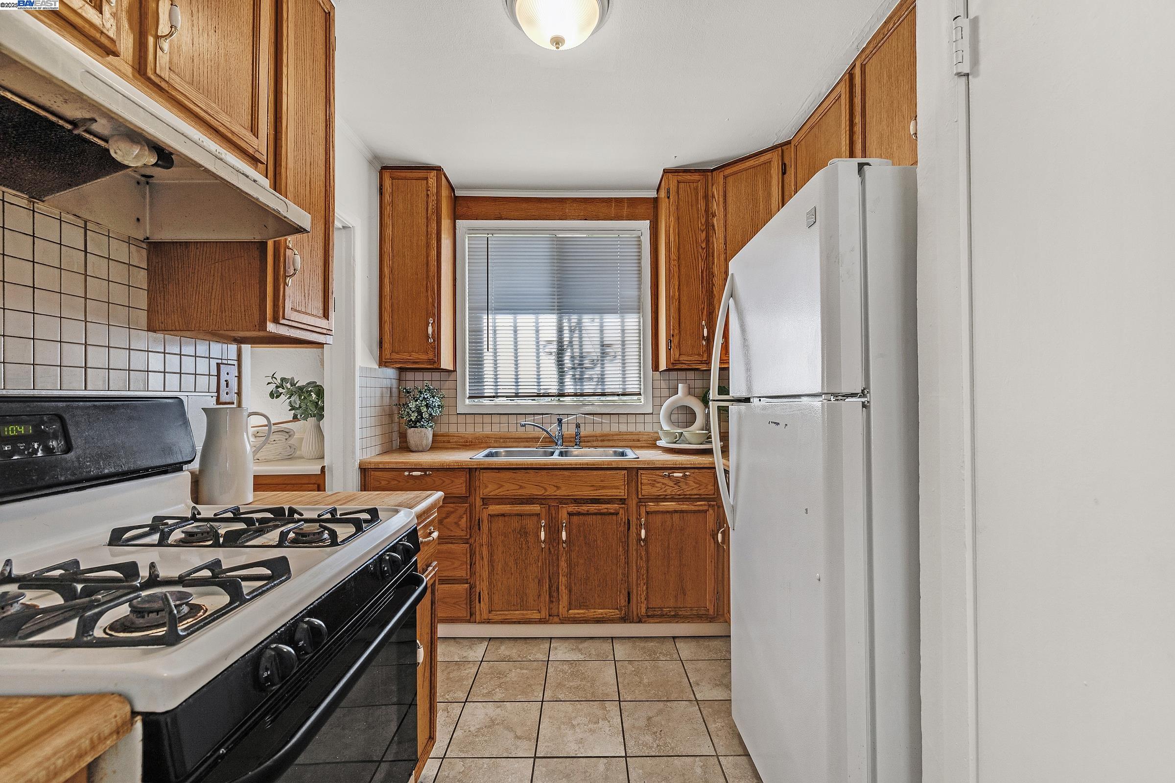 Detail Gallery Image 18 of 30 For 408 Burlwood Ave, Oakland,  CA 94603 - 2 Beds | 1 Baths