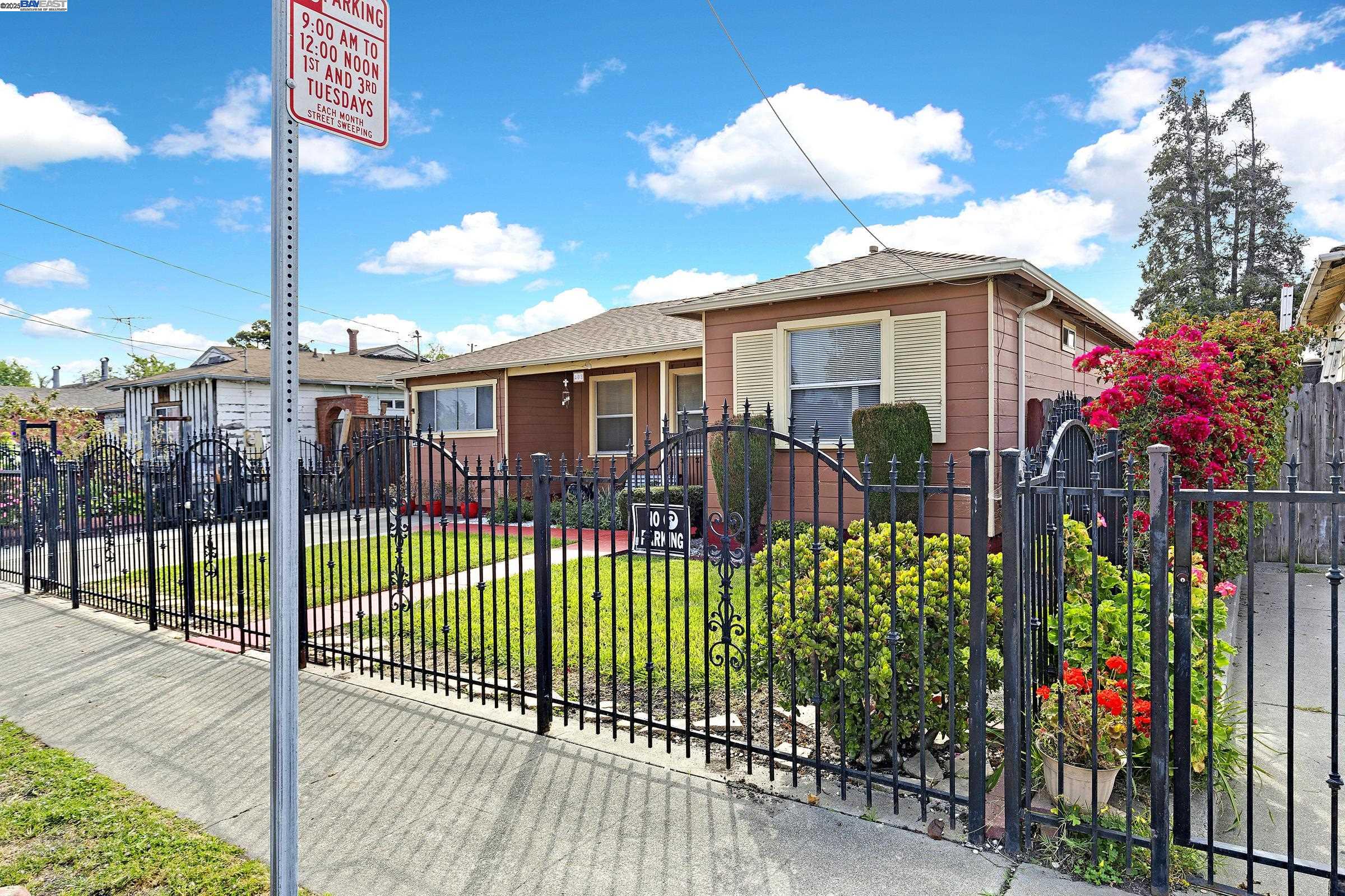 Detail Gallery Image 3 of 30 For 408 Burlwood Ave, Oakland,  CA 94603 - 2 Beds | 1 Baths