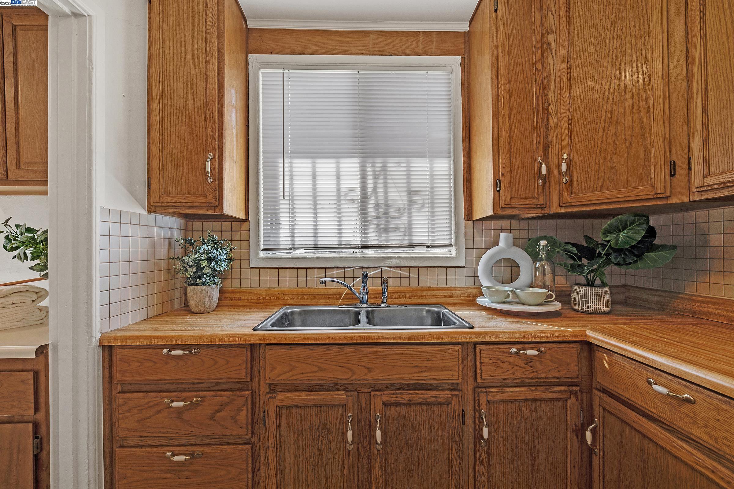 Detail Gallery Image 19 of 30 For 408 Burlwood Ave, Oakland,  CA 94603 - 2 Beds | 1 Baths