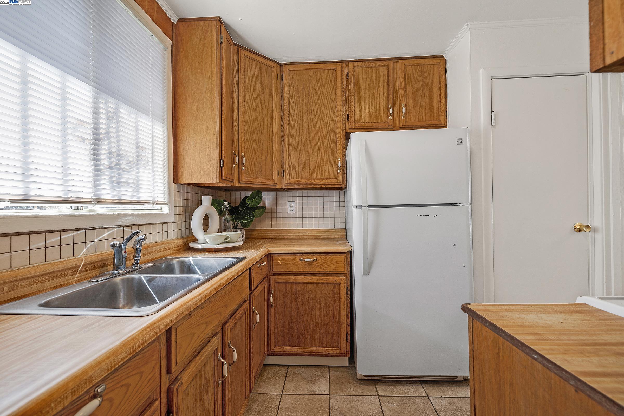 Detail Gallery Image 21 of 30 For 408 Burlwood Ave, Oakland,  CA 94603 - 2 Beds | 1 Baths