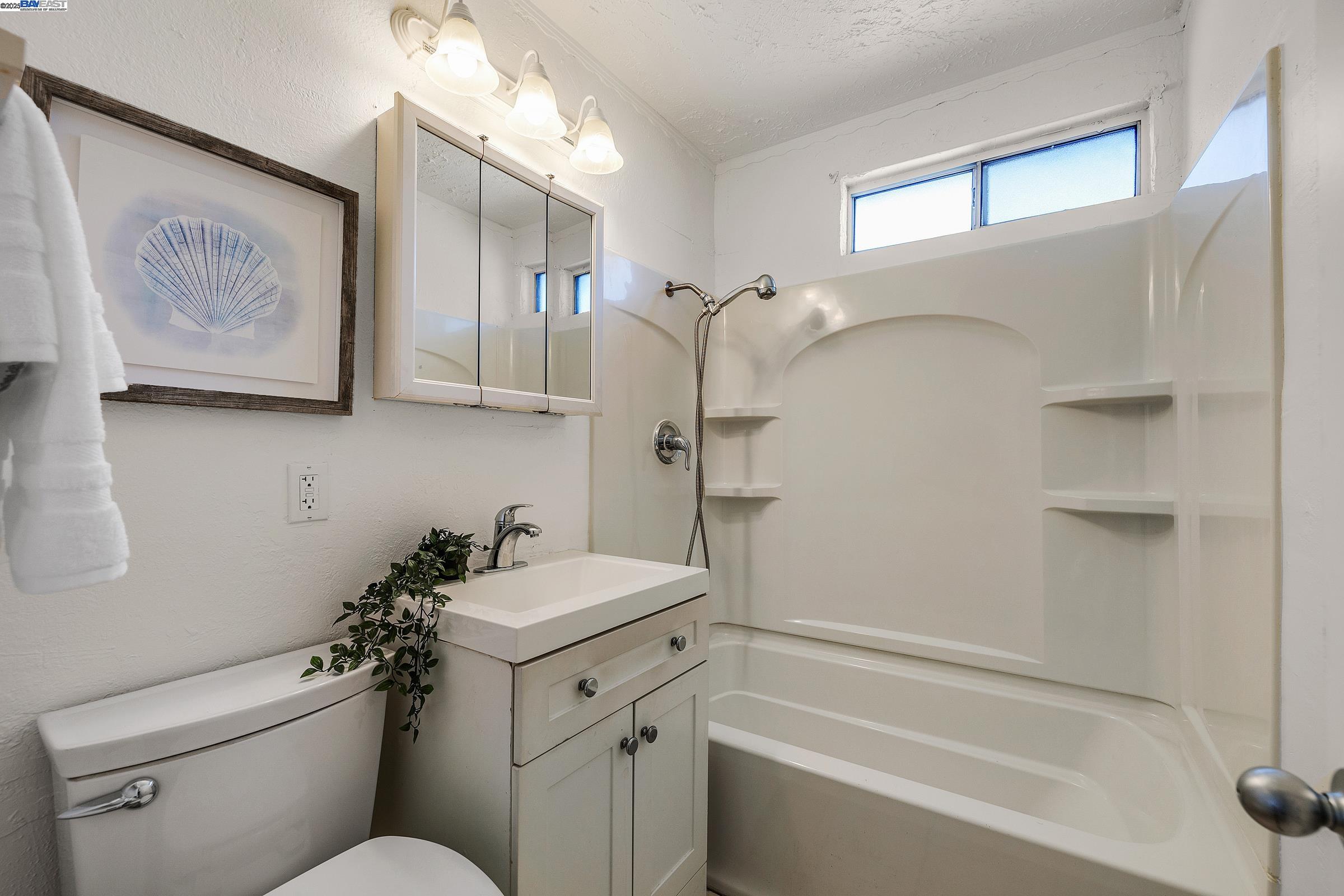 Detail Gallery Image 9 of 30 For 408 Burlwood Ave, Oakland,  CA 94603 - 2 Beds | 1 Baths