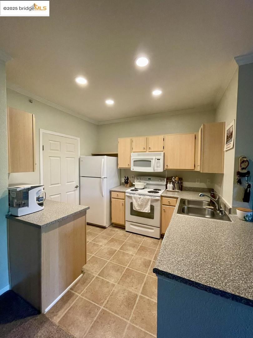 Detail Gallery Image 2 of 22 For 701 Gibson Dr #828,  Roseville,  CA 95678 - 2 Beds | 2 Baths