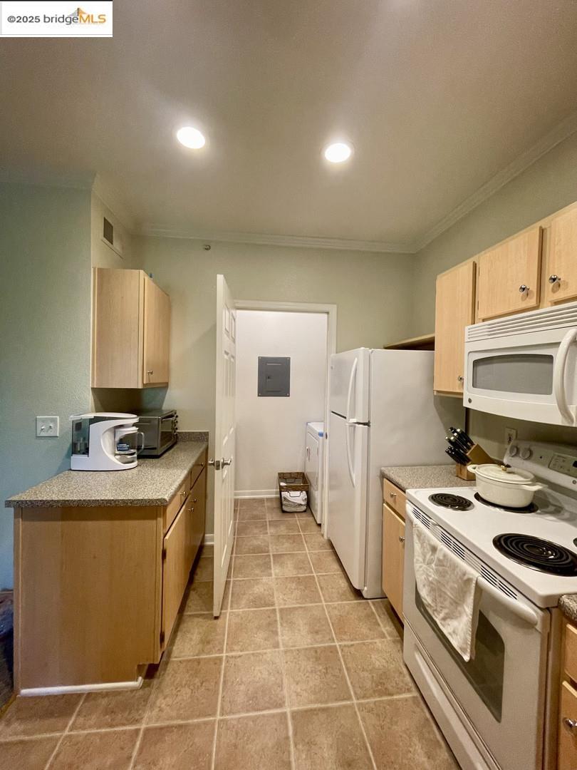 Detail Gallery Image 4 of 22 For 701 Gibson Dr #828,  Roseville,  CA 95678 - 2 Beds | 2 Baths