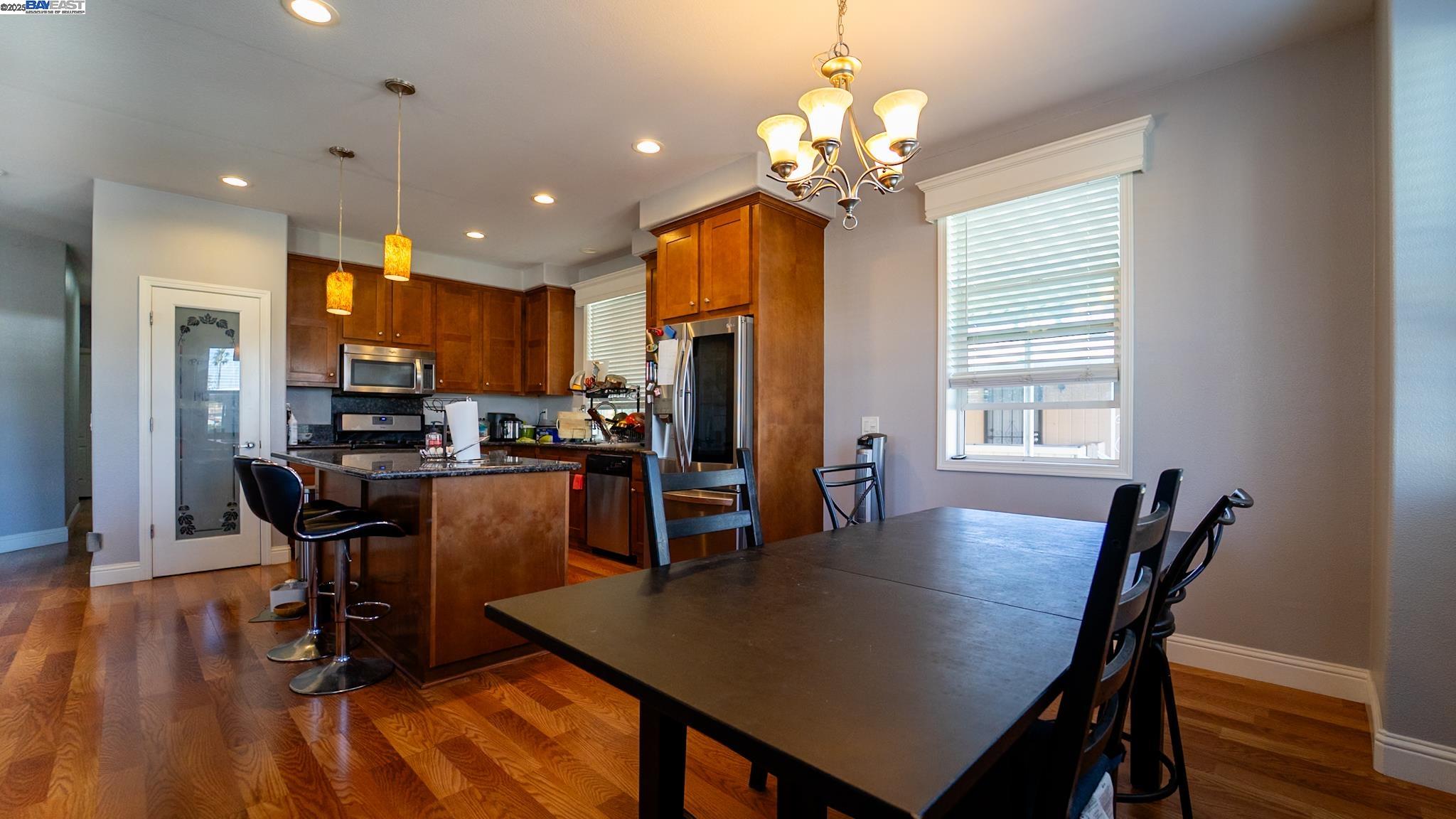 Detail Gallery Image 4 of 11 For 460 Pinefield #460,  San Jose,  CA 95134 - 3 Beds | 2 Baths
