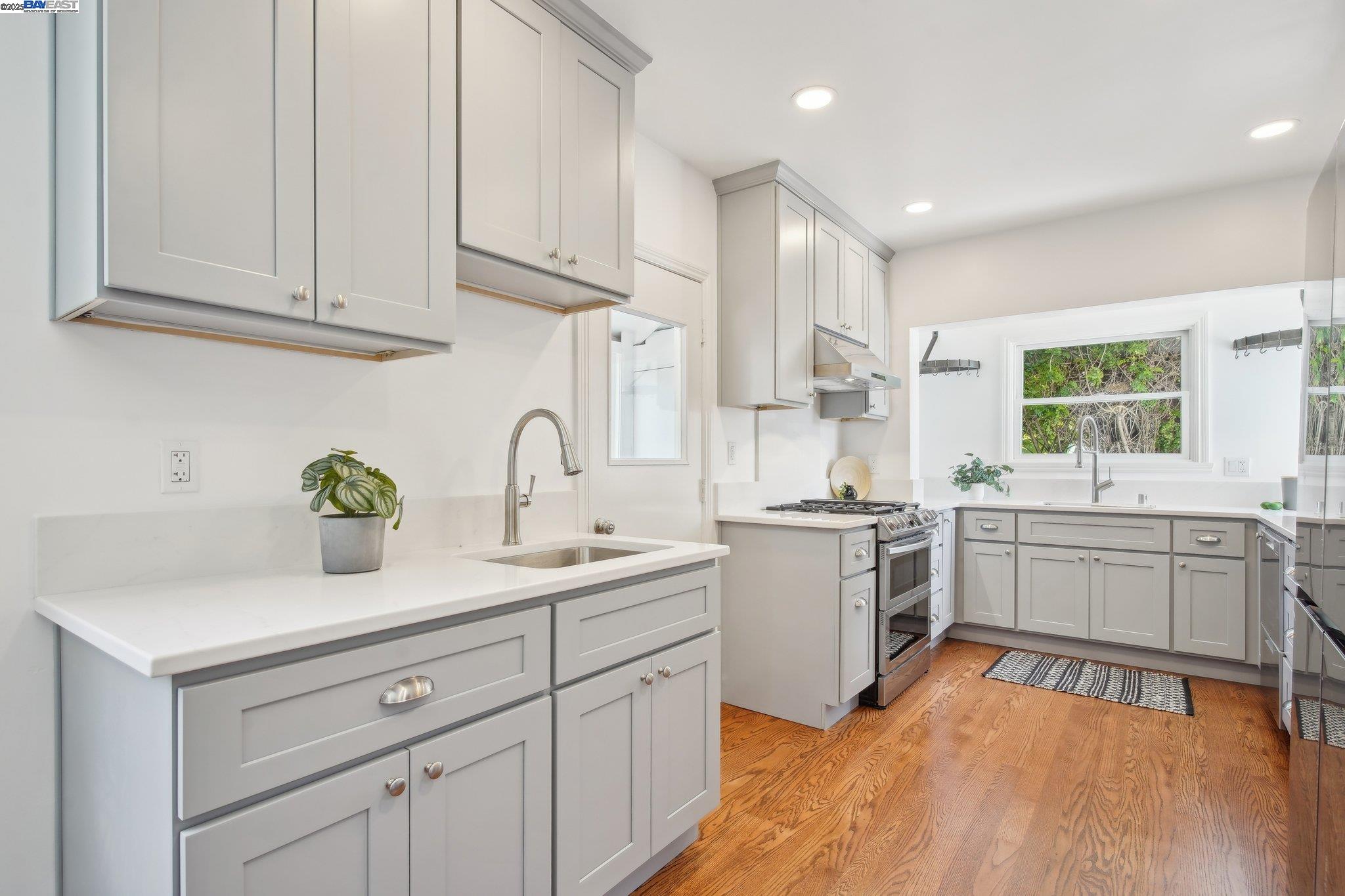Detail Gallery Image 11 of 59 For 400 Paloma Ave, Pacifica,  CA 94044 - 3 Beds | 1/1 Baths