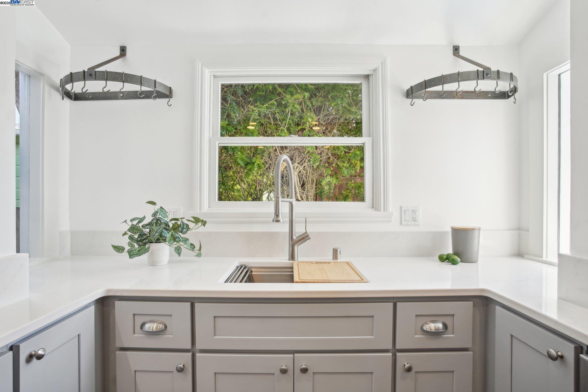 Detail Gallery Image 14 of 59 For 400 Paloma Ave, Pacifica,  CA 94044 - 3 Beds | 1/1 Baths