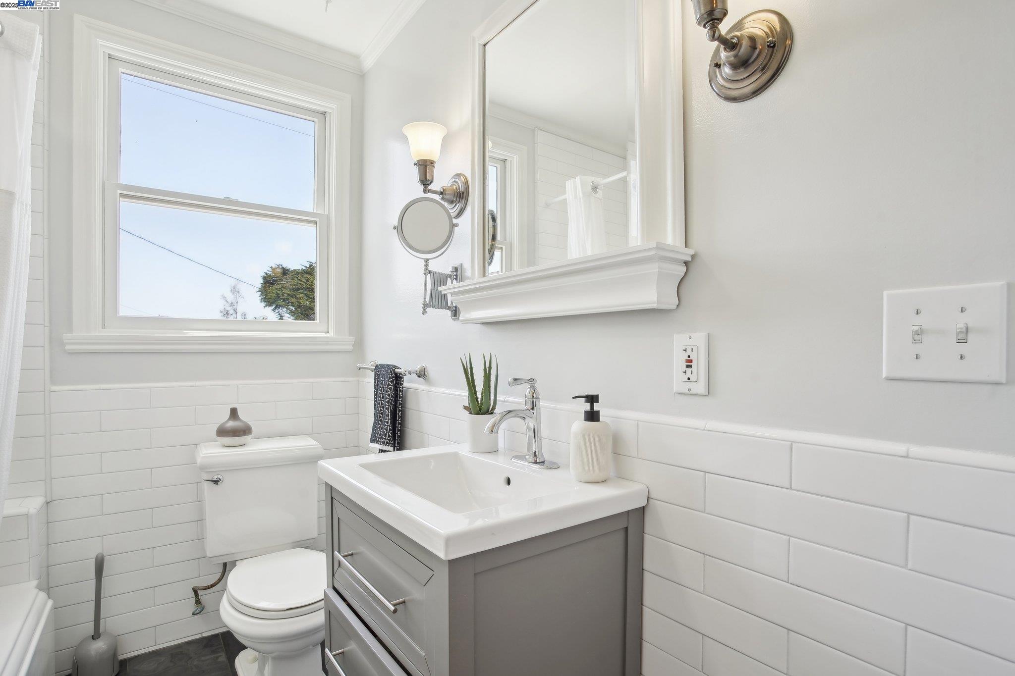 Detail Gallery Image 19 of 59 For 400 Paloma Ave, Pacifica,  CA 94044 - 3 Beds | 1/1 Baths