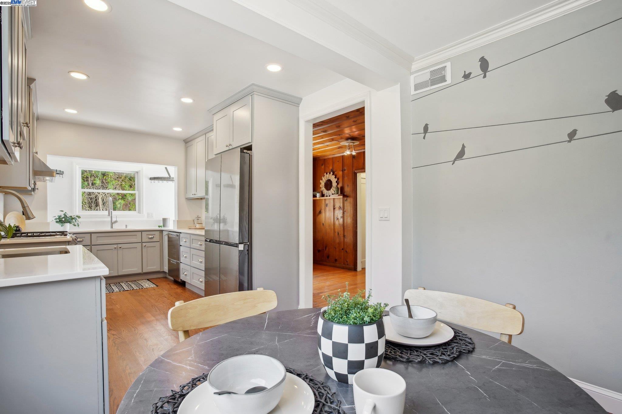 Detail Gallery Image 9 of 59 For 400 Paloma Ave, Pacifica,  CA 94044 - 3 Beds | 1/1 Baths
