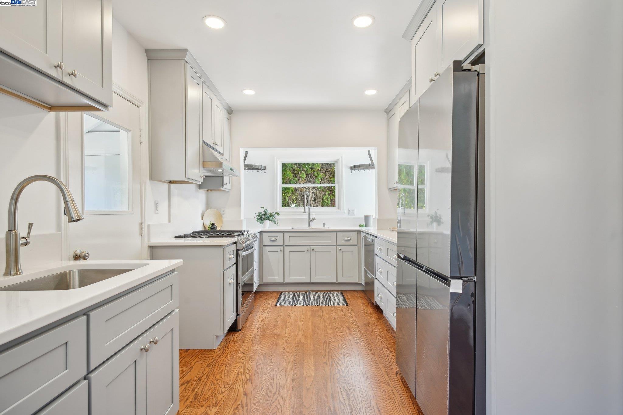 Detail Gallery Image 10 of 59 For 400 Paloma Ave, Pacifica,  CA 94044 - 3 Beds | 1/1 Baths