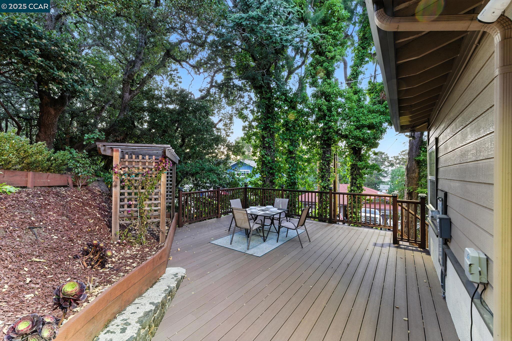 Detail Gallery Image 14 of 60 For 8 Millbrae Cir, Millbrae,  CA 94030 - 4 Beds | 3/1 Baths