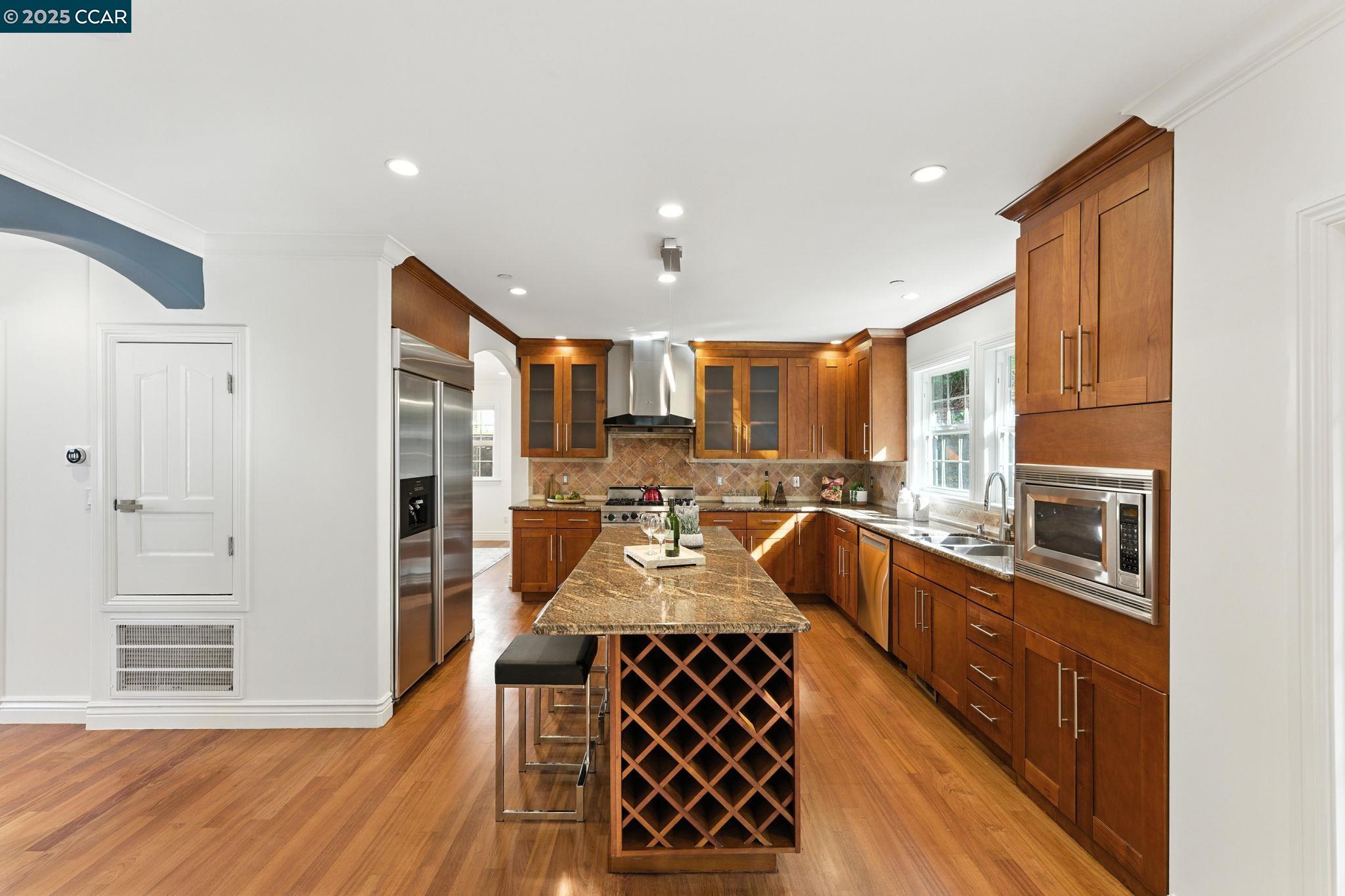 Detail Gallery Image 33 of 60 For 8 Millbrae Cir, Millbrae,  CA 94030 - 4 Beds | 3/1 Baths