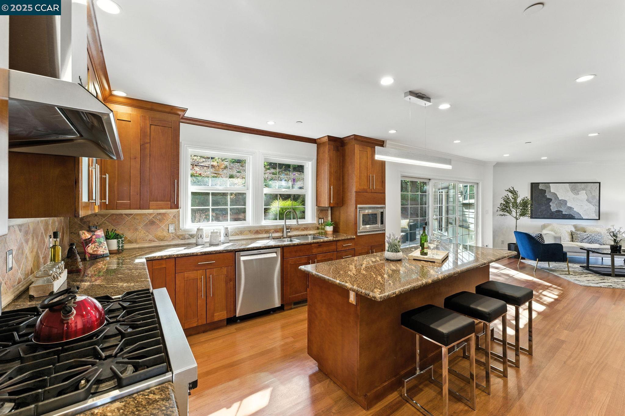 Detail Gallery Image 38 of 60 For 8 Millbrae Cir, Millbrae,  CA 94030 - 4 Beds | 3/1 Baths