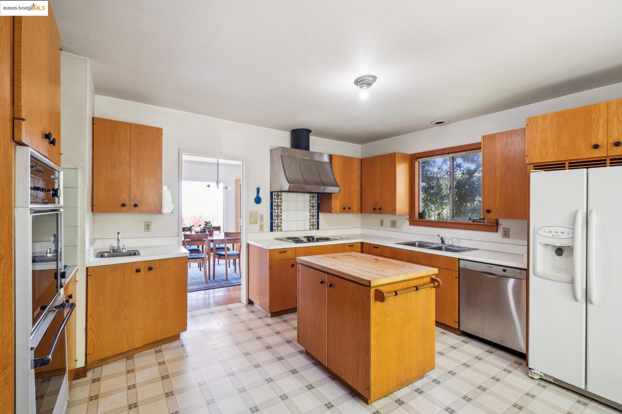 Detail Gallery Image 11 of 52 For 1978 Yosemite Road, Berkeley,  CA 94707 - 5 Beds | 4 Baths