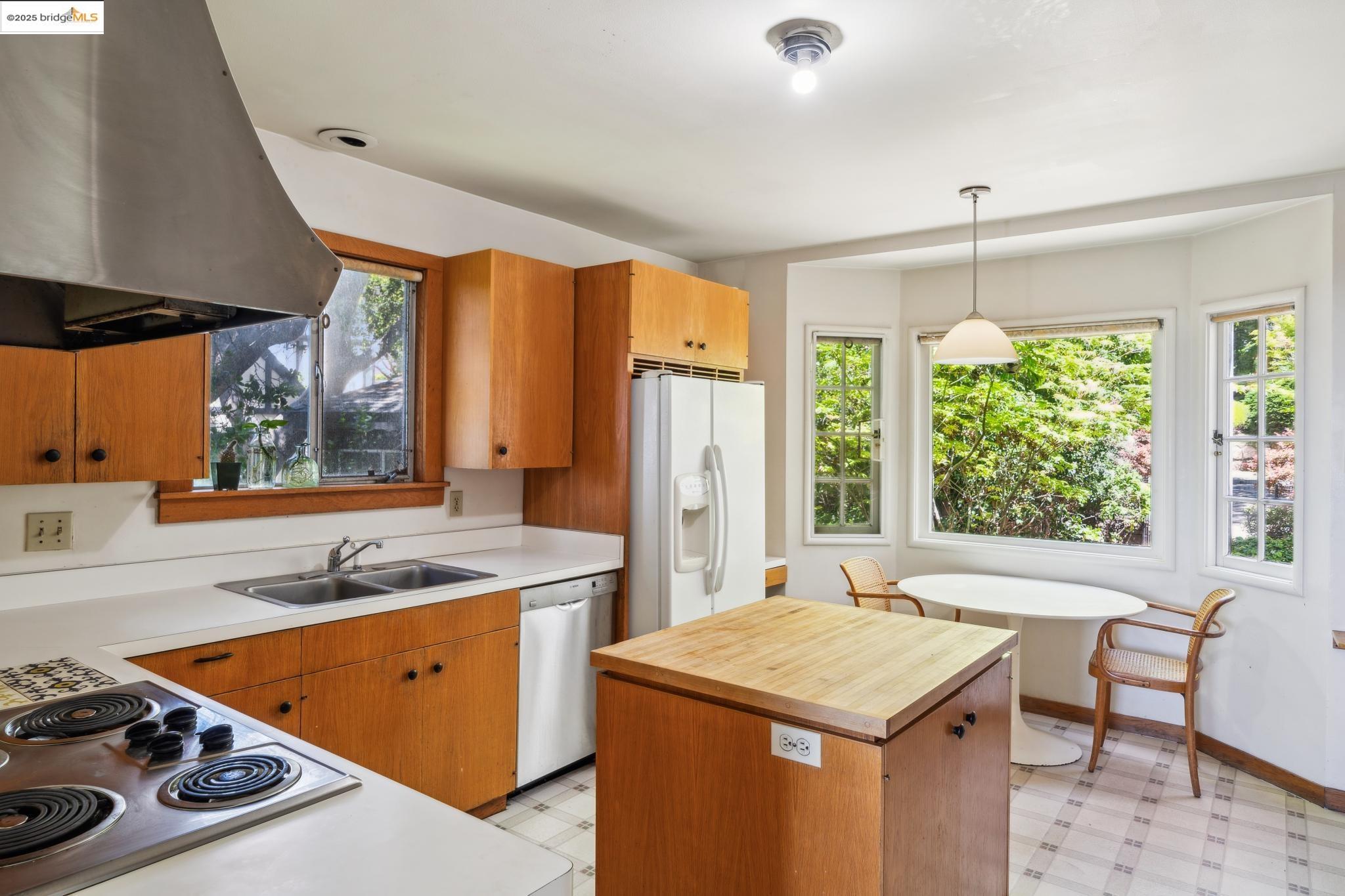 Detail Gallery Image 12 of 52 For 1978 Yosemite Road, Berkeley,  CA 94707 - 5 Beds | 4 Baths