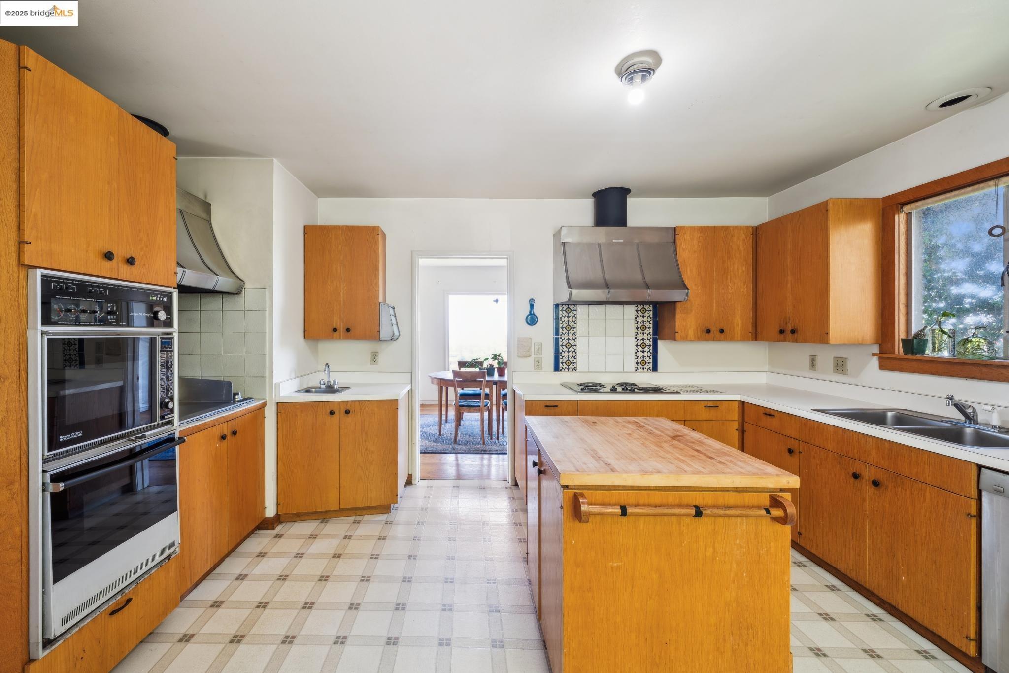 Detail Gallery Image 14 of 52 For 1978 Yosemite Road, Berkeley,  CA 94707 - 5 Beds | 4 Baths
