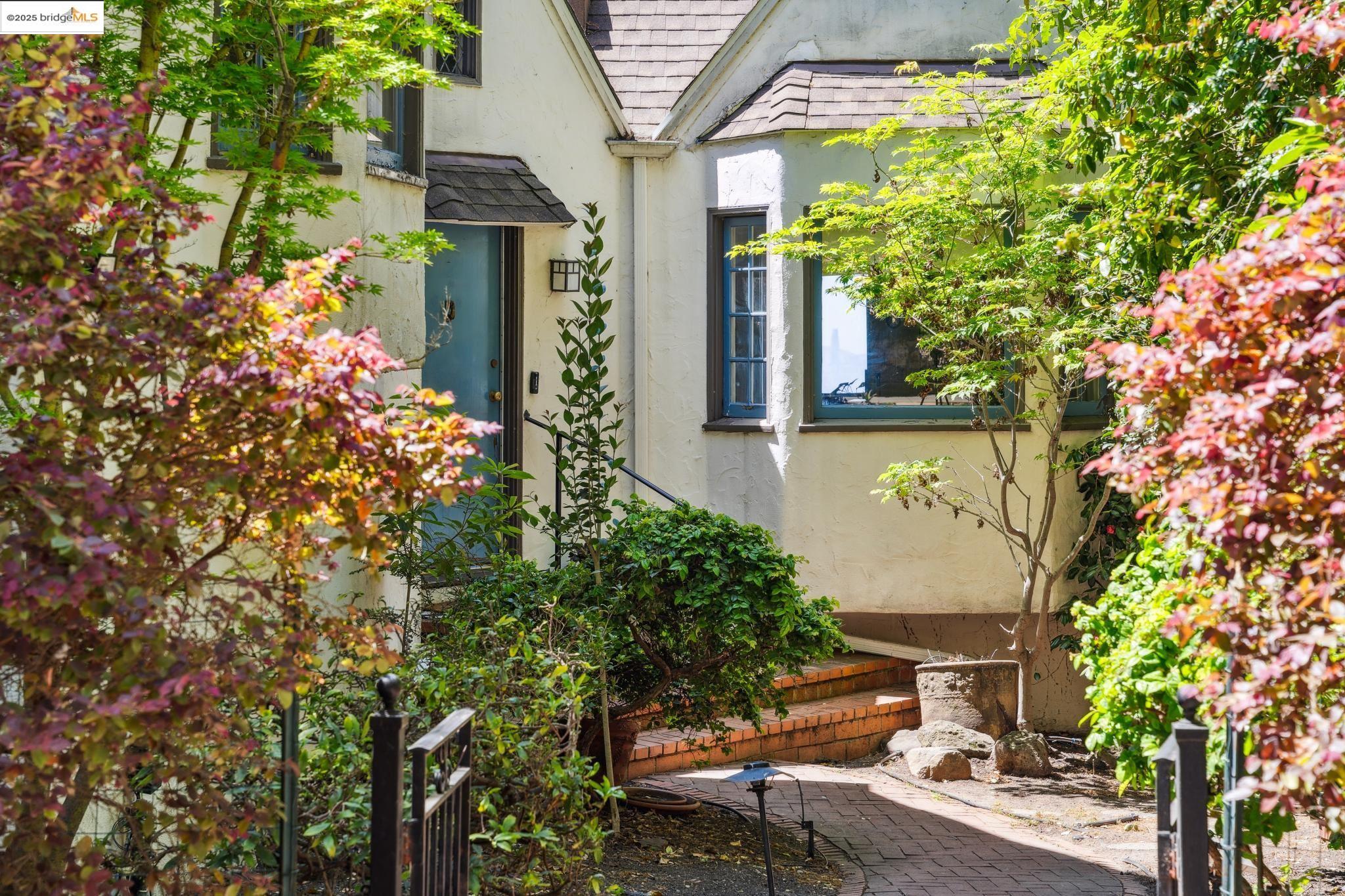Detail Gallery Image 3 of 52 For 1978 Yosemite Road, Berkeley,  CA 94707 - 5 Beds | 4 Baths