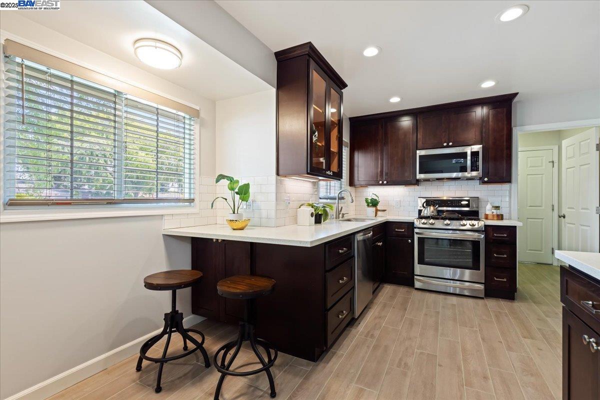 Detail Gallery Image 8 of 24 For 1011 Adason Dr, San Leandro,  CA 94578 - 2 Beds | 1/1 Baths