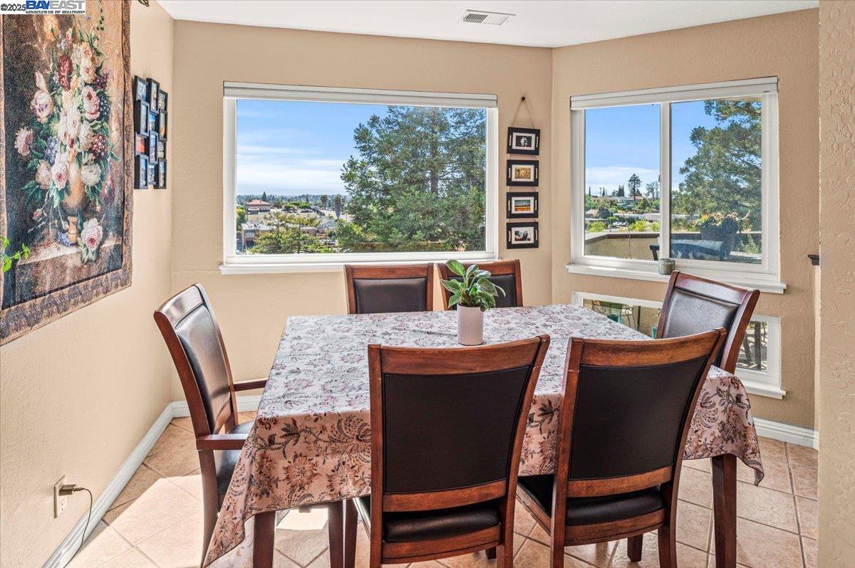 Detail Gallery Image 2 of 22 For 21117 Gary Dr #206,  Hayward,  CA 94546 - 1 Beds | 1 Baths