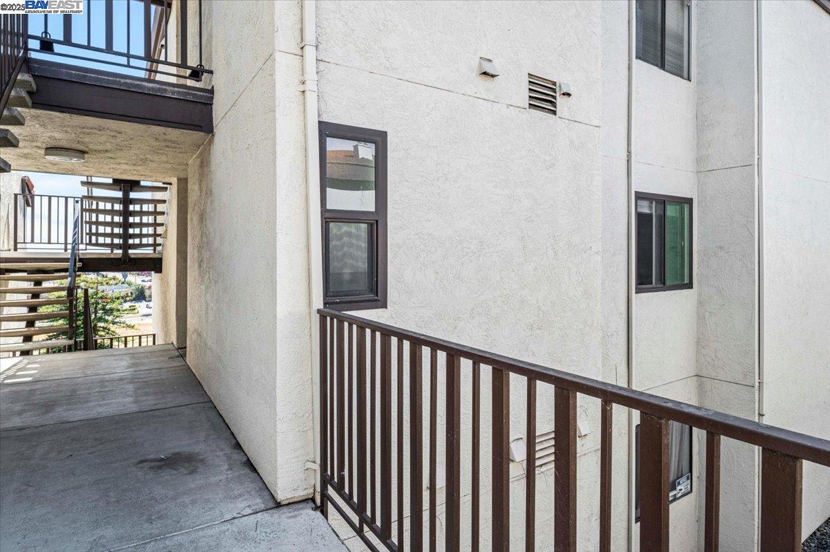 Detail Gallery Image 20 of 22 For 21117 Gary Dr #206,  Hayward,  CA 94546 - 1 Beds | 1 Baths