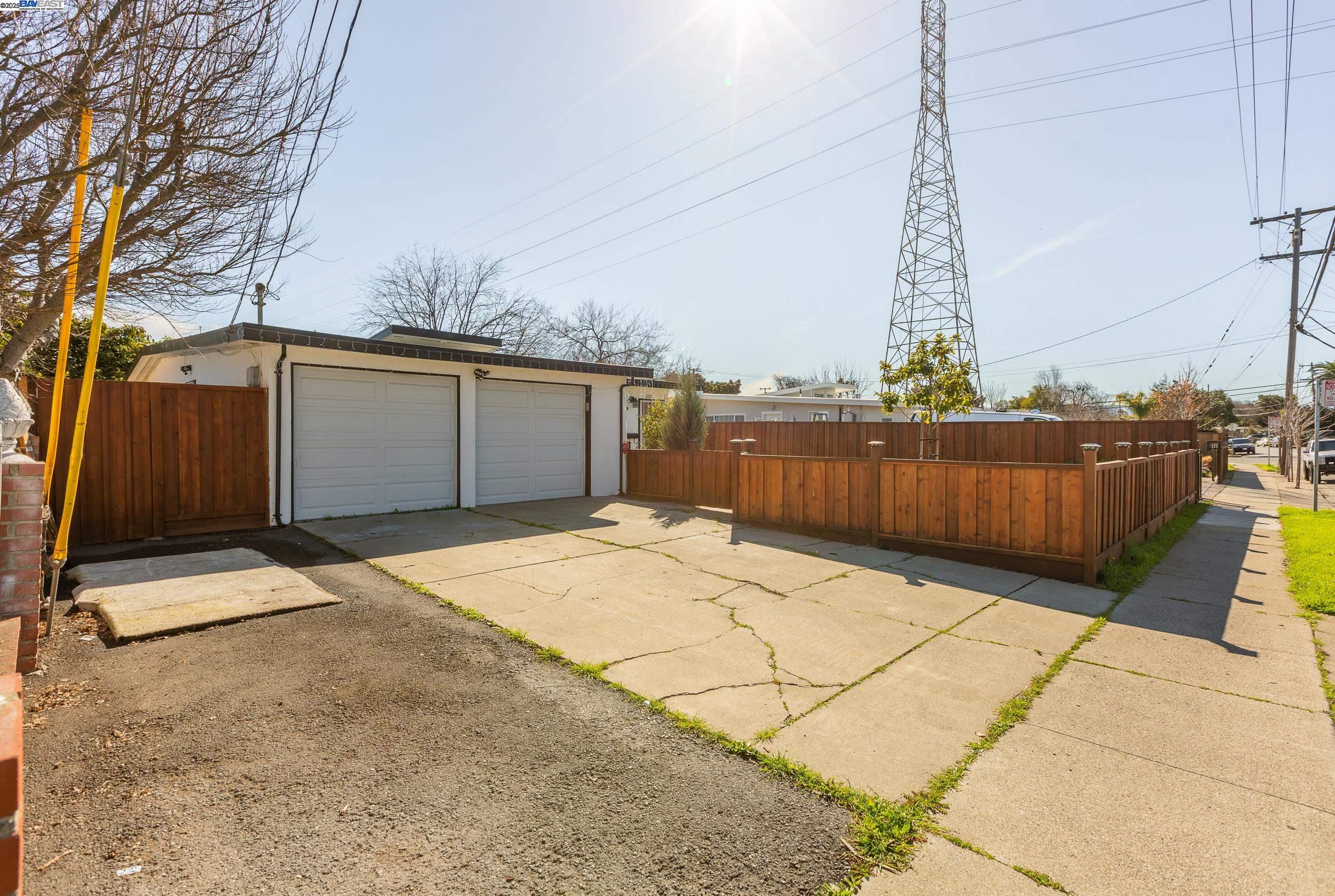 Detail Gallery Image 2 of 29 For 2720 Fordham St, East Palo Alto,  CA 94303 - 3 Beds | 1 Baths