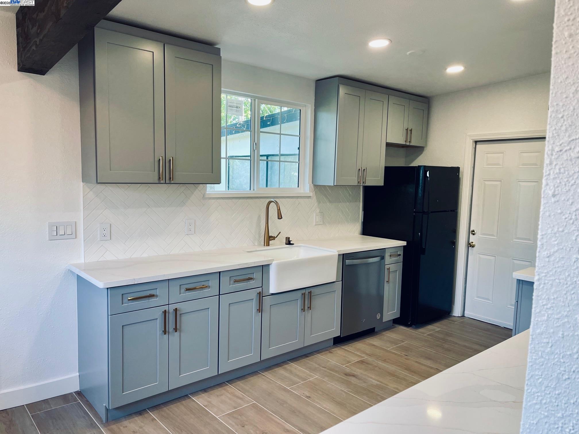 Detail Gallery Image 6 of 29 For 2720 Fordham St, East Palo Alto,  CA 94303 - 3 Beds | 1 Baths