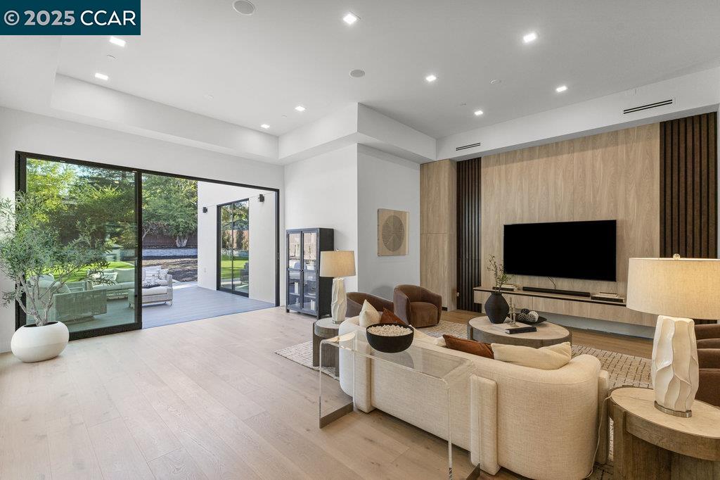 Detail Gallery Image 11 of 59 For 720 Laurel Dr, Walnut Creek,  CA 94596 - 4 Beds | 3/1 Baths