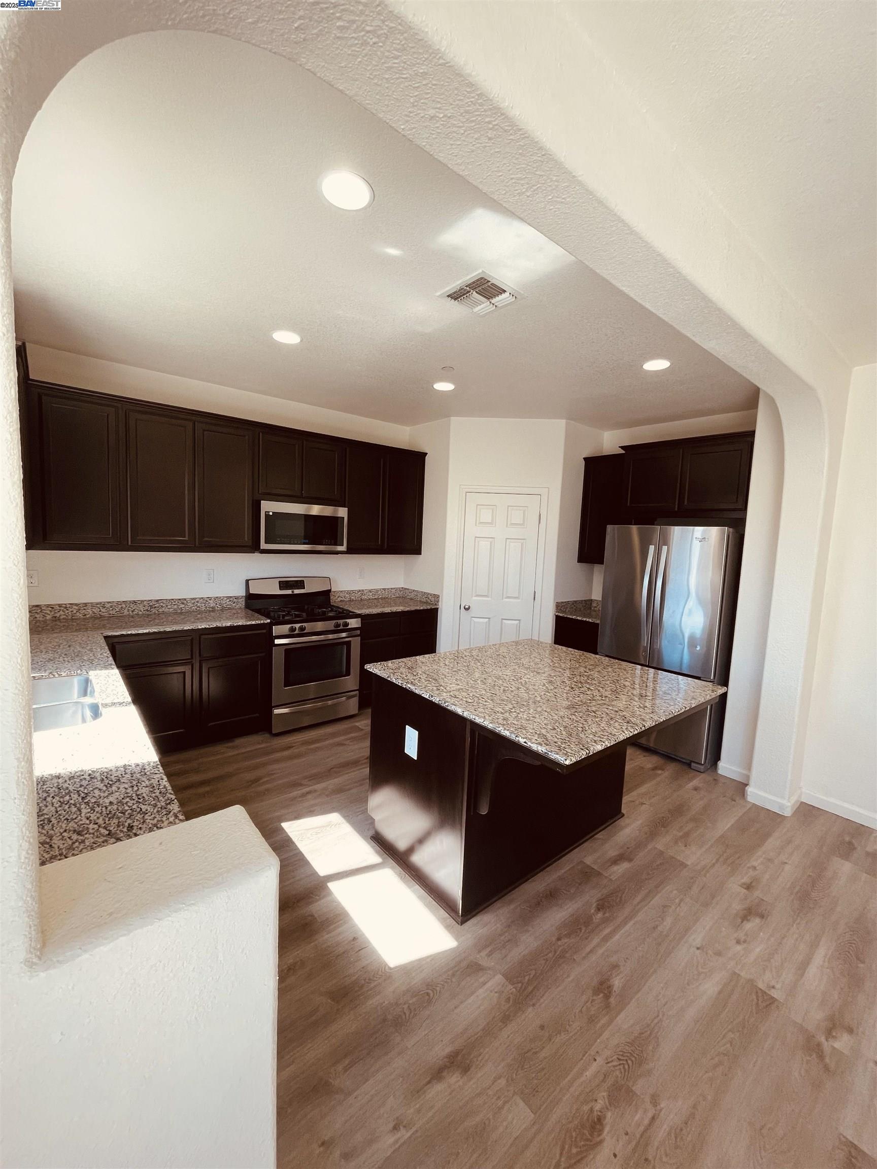 Detail Gallery Image 2 of 19 For 941 Haycastle Ct, Newman,  CA 95360 - 3 Beds | 2/1 Baths