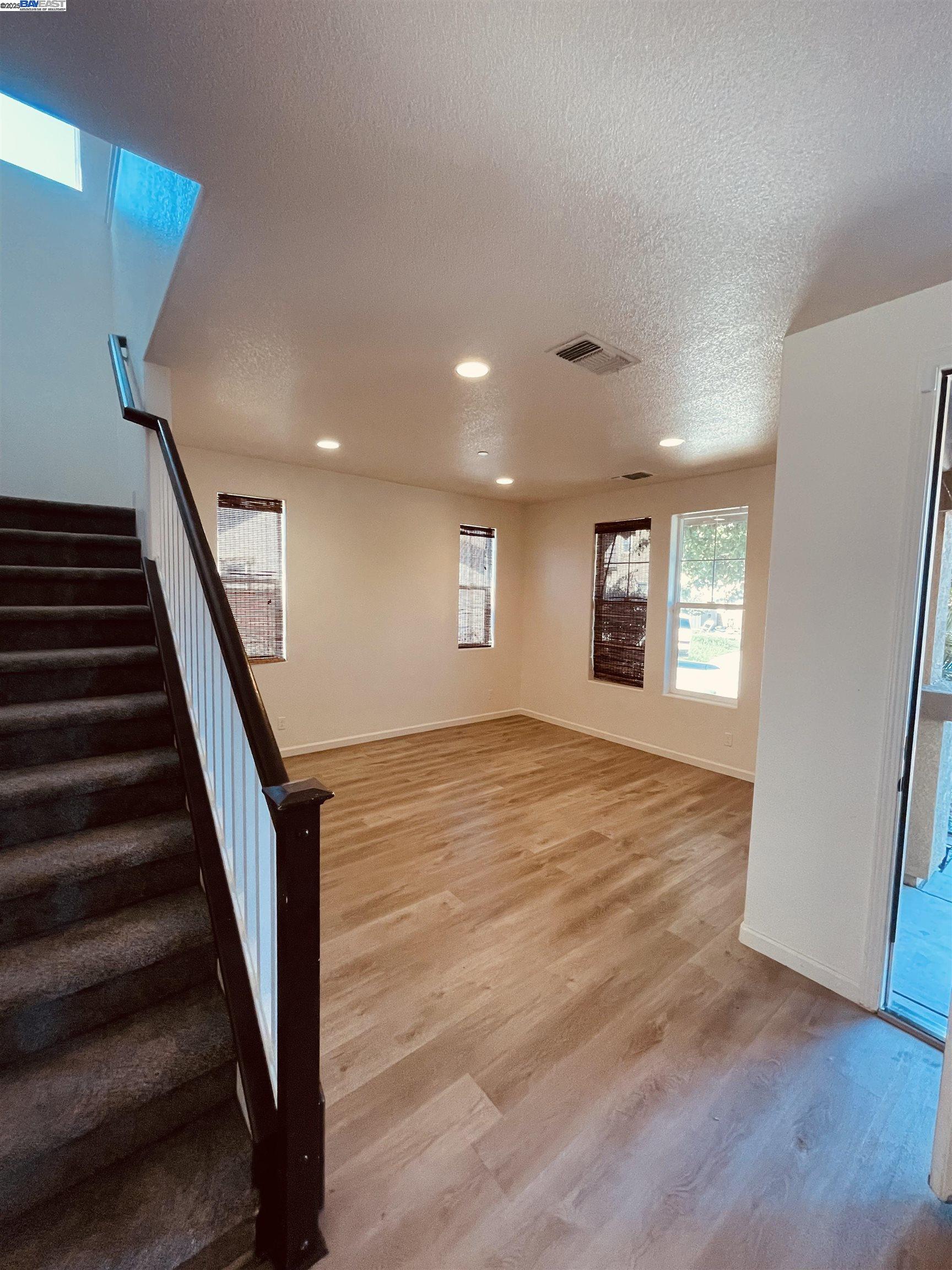 Detail Gallery Image 4 of 19 For 941 Haycastle Ct, Newman,  CA 95360 - 3 Beds | 2/1 Baths