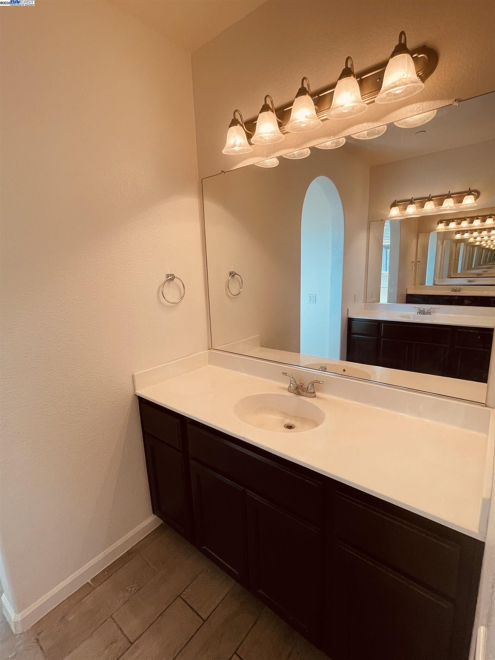 Detail Gallery Image 8 of 19 For 941 Haycastle Ct, Newman,  CA 95360 - 3 Beds | 2/1 Baths
