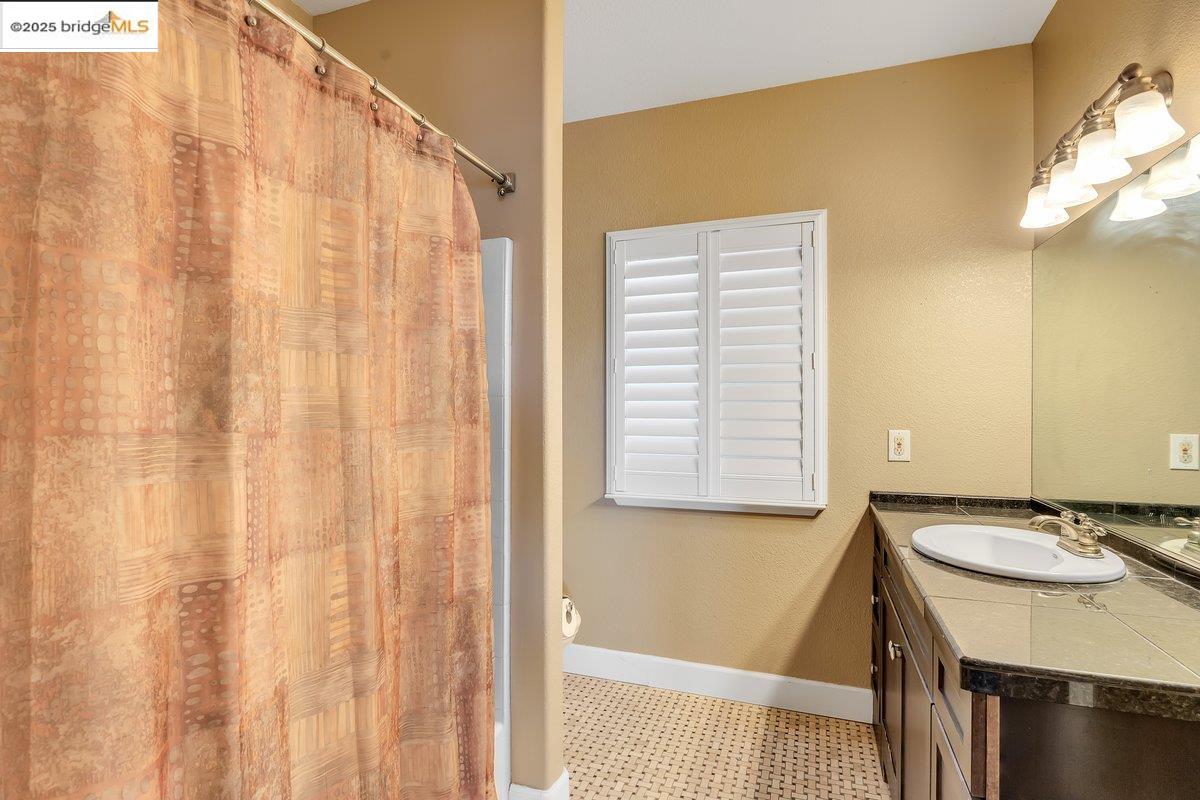 Detail Gallery Image 23 of 41 For 18567 W Hershey Rd, Tuolumne,  CA 95379-0000 - 5 Beds | 3/1 Baths