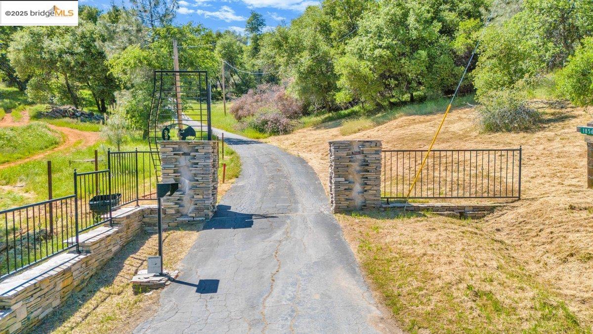 Detail Gallery Image 4 of 41 For 18567 W Hershey Rd, Tuolumne,  CA 95379-0000 - 5 Beds | 3/1 Baths