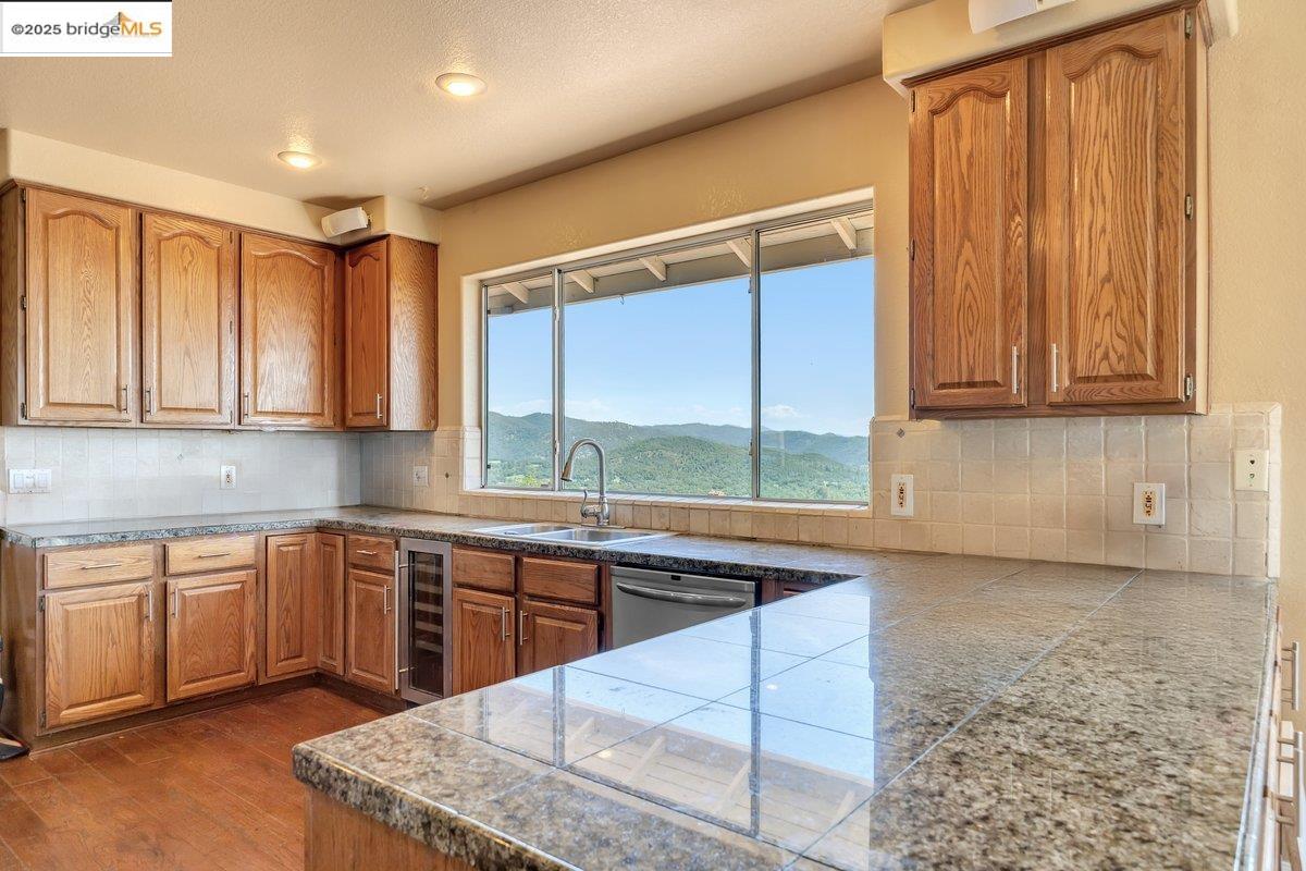 Detail Gallery Image 8 of 41 For 18567 W Hershey Rd, Tuolumne,  CA 95379-0000 - 5 Beds | 3/1 Baths