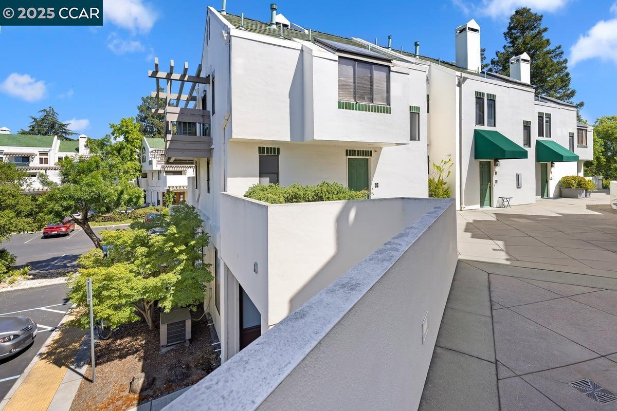 Detail Gallery Image 1 of 25 For 50 Mozden Ln, Pleasant Hill,  CA 94523-3372 - 2 Beds | 2 Baths