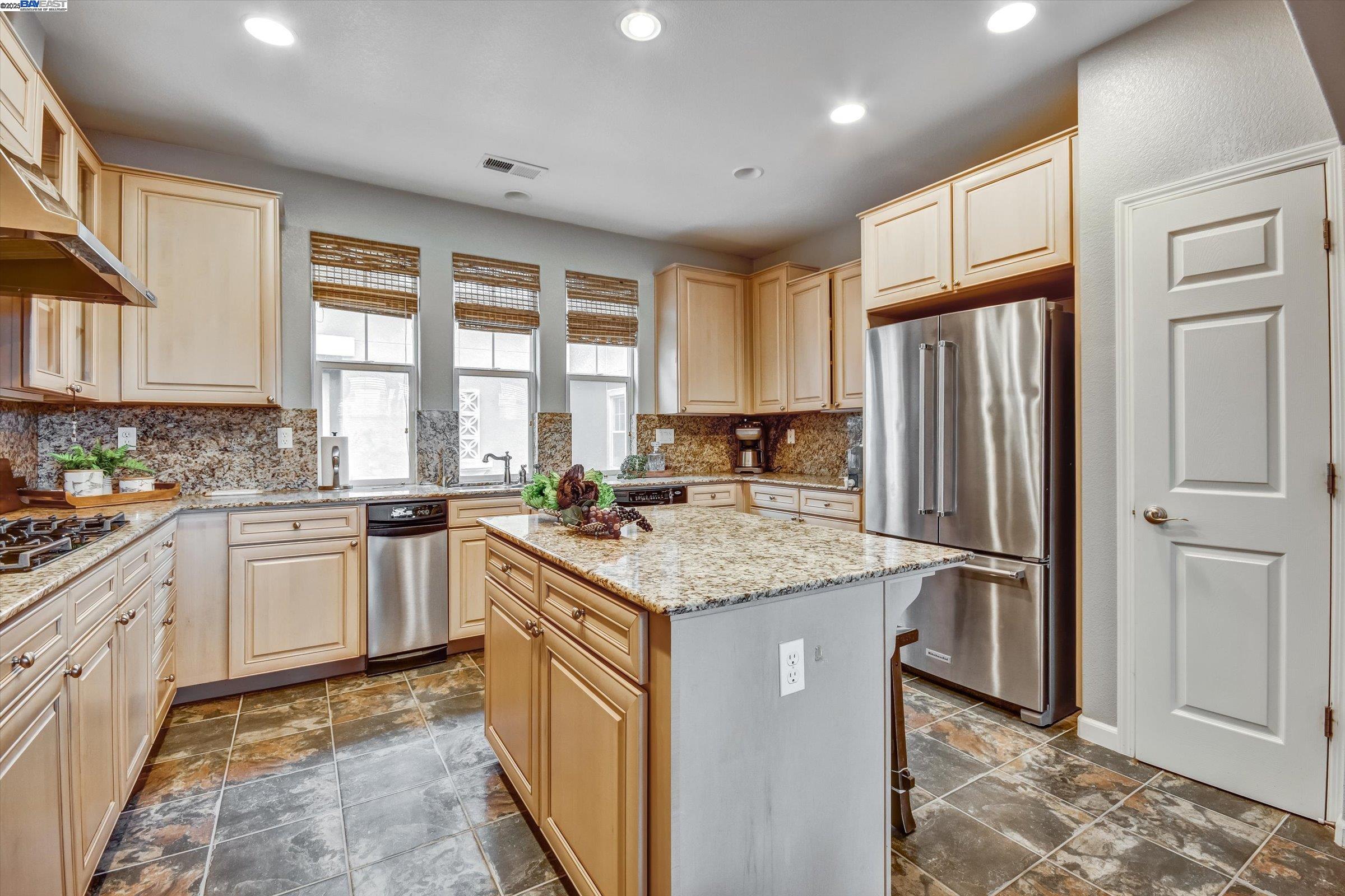 Detail Gallery Image 9 of 29 For 761 Batista Dr, San Jose,  CA 95136 - 3 Beds | 3 Baths