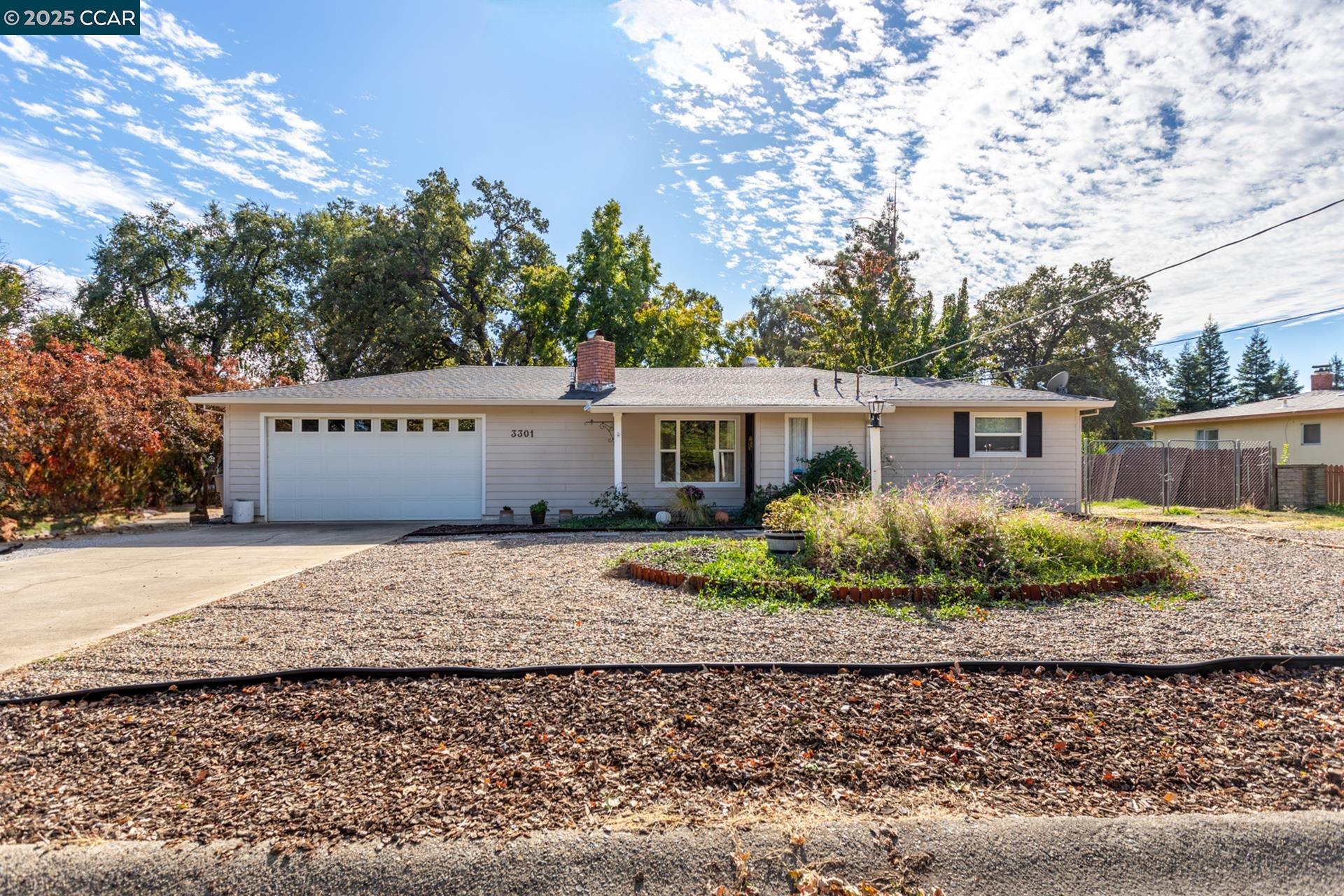 Detail Gallery Image 1 of 38 For 3301 Sacramento Dr, Redding,  CA 96001 - 3 Beds | 1/1 Baths