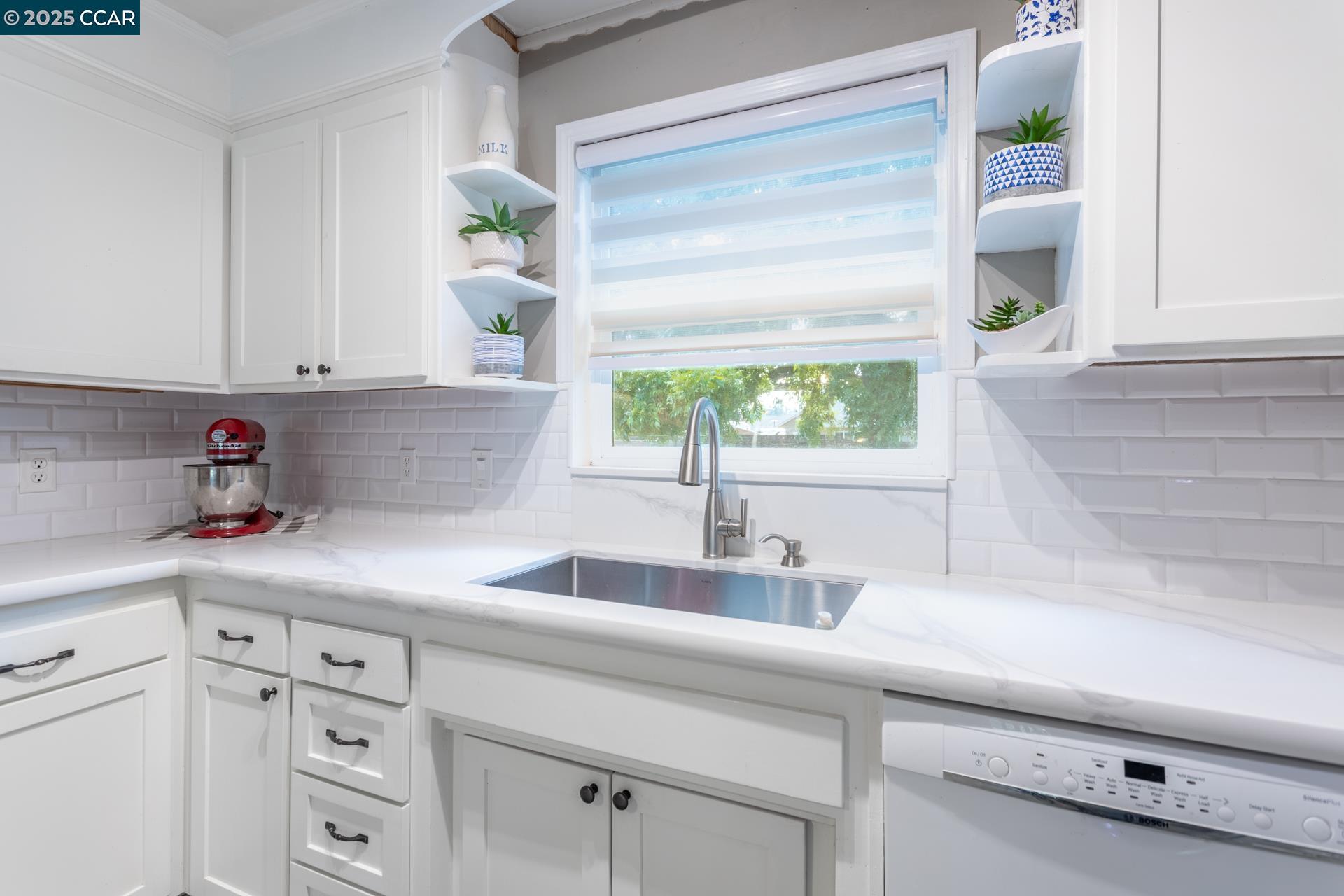 Detail Gallery Image 10 of 38 For 3301 Sacramento Dr, Redding,  CA 96001 - 3 Beds | 1/1 Baths