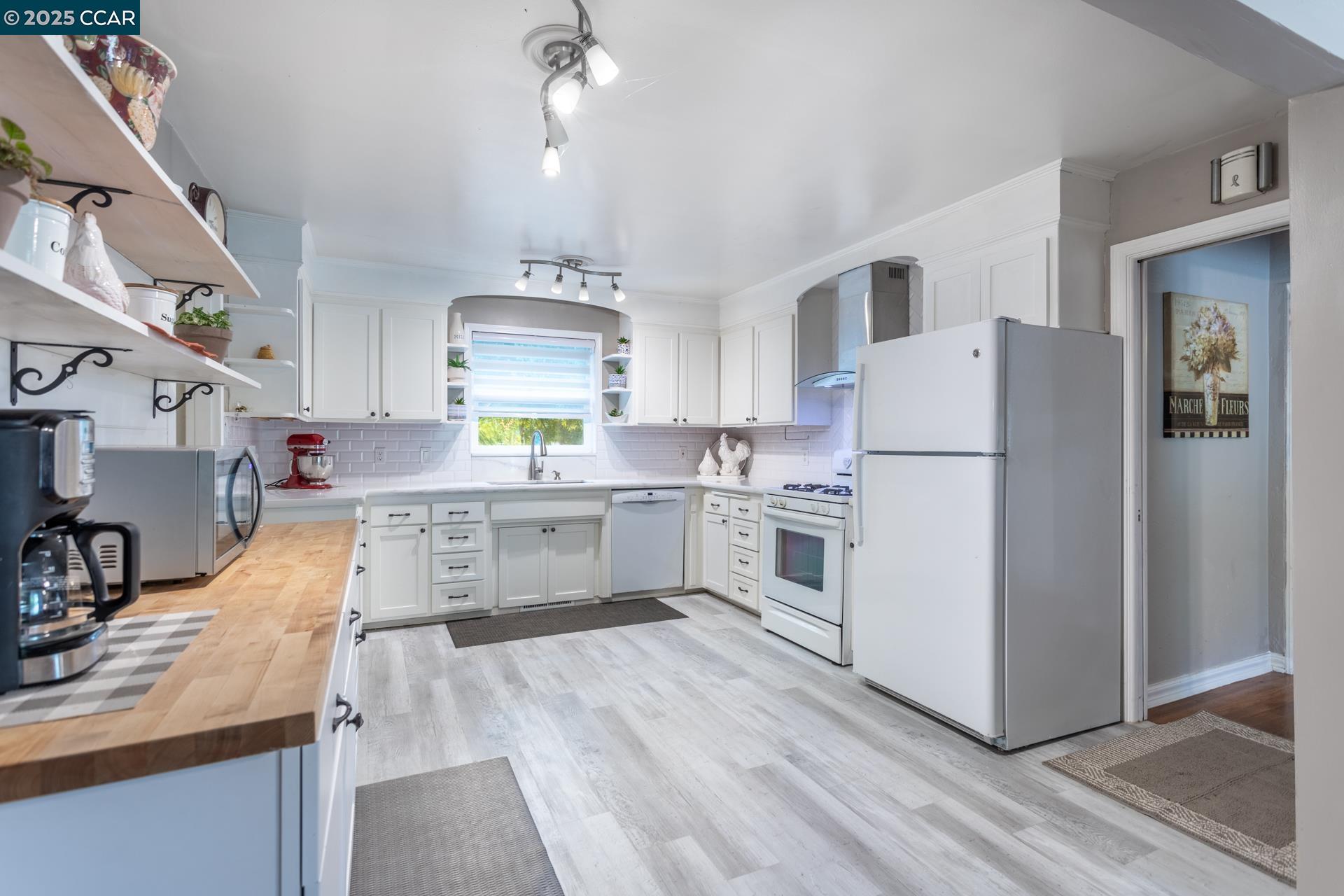 Detail Gallery Image 11 of 38 For 3301 Sacramento Dr, Redding,  CA 96001 - 3 Beds | 1/1 Baths