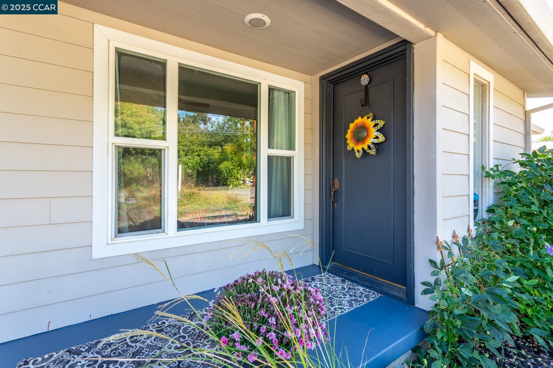 Detail Gallery Image 3 of 38 For 3301 Sacramento Dr, Redding,  CA 96001 - 3 Beds | 1/1 Baths