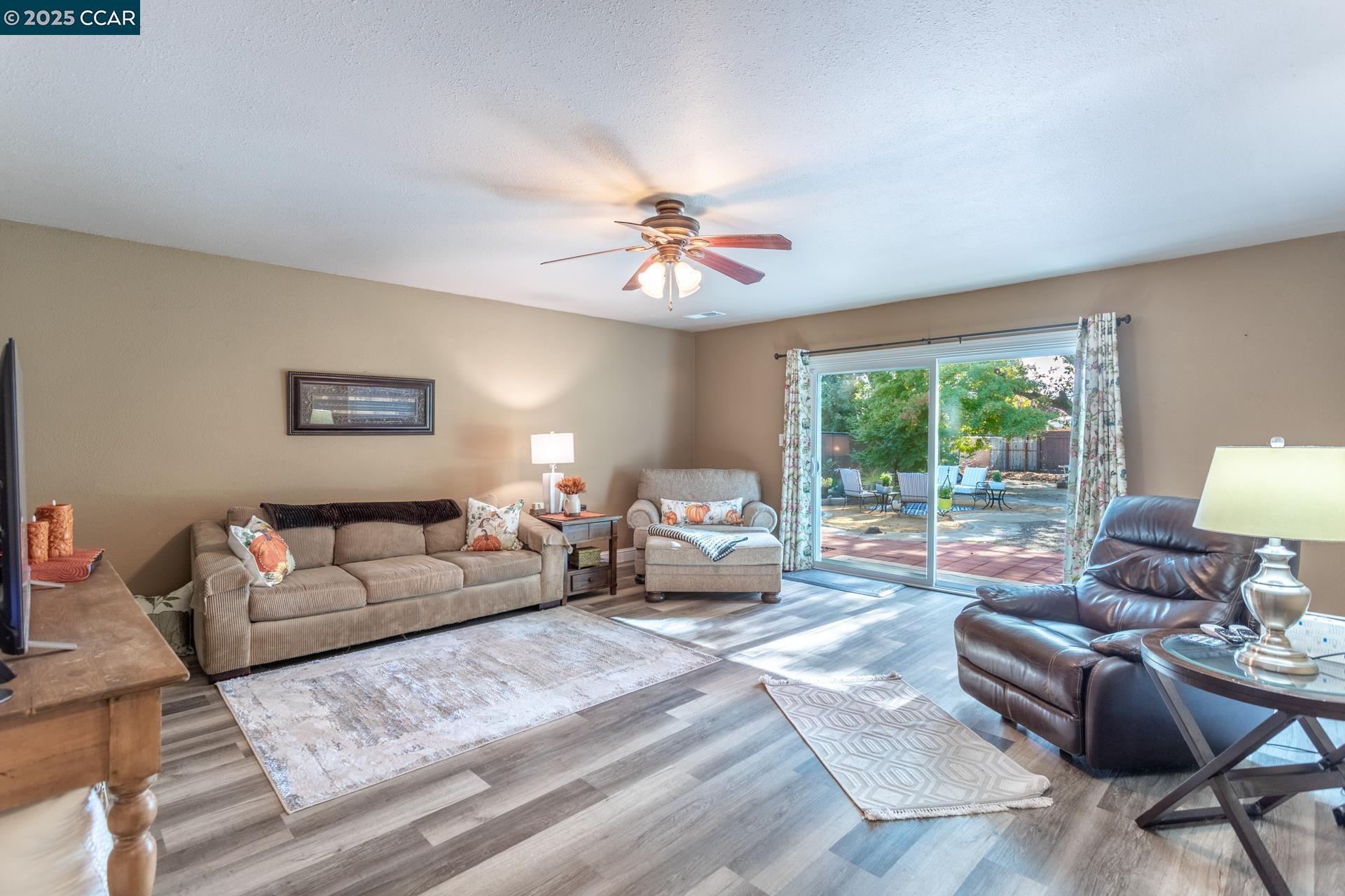 Detail Gallery Image 4 of 38 For 3301 Sacramento Dr, Redding,  CA 96001 - 3 Beds | 1/1 Baths