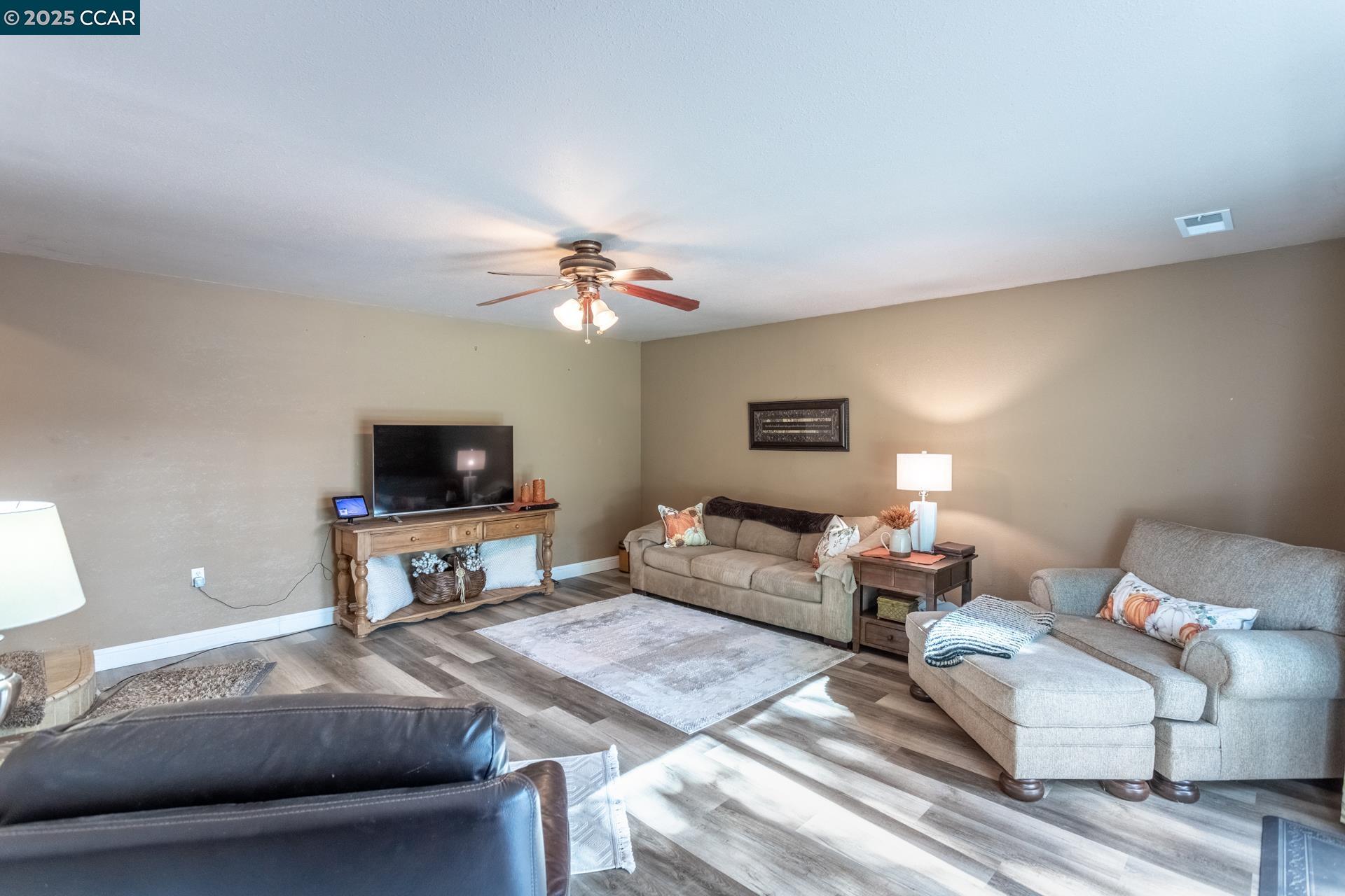 Detail Gallery Image 5 of 38 For 3301 Sacramento Dr, Redding,  CA 96001 - 3 Beds | 1/1 Baths