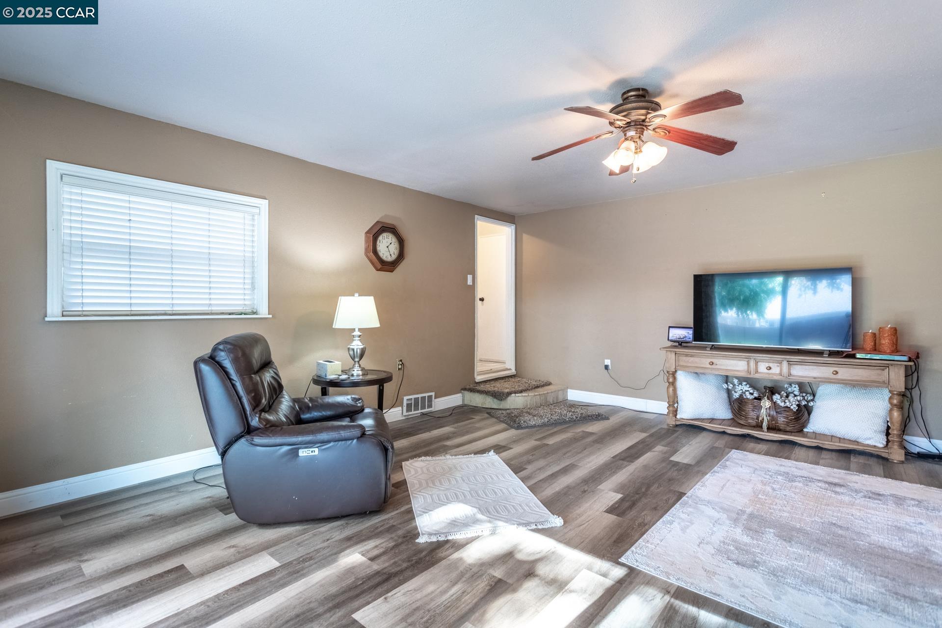 Detail Gallery Image 6 of 38 For 3301 Sacramento Dr, Redding,  CA 96001 - 3 Beds | 1/1 Baths