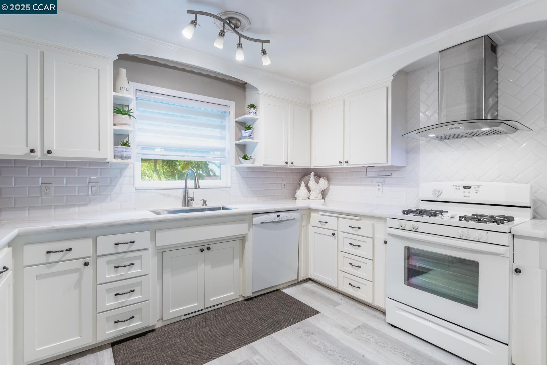 Detail Gallery Image 7 of 38 For 3301 Sacramento Dr, Redding,  CA 96001 - 3 Beds | 1/1 Baths