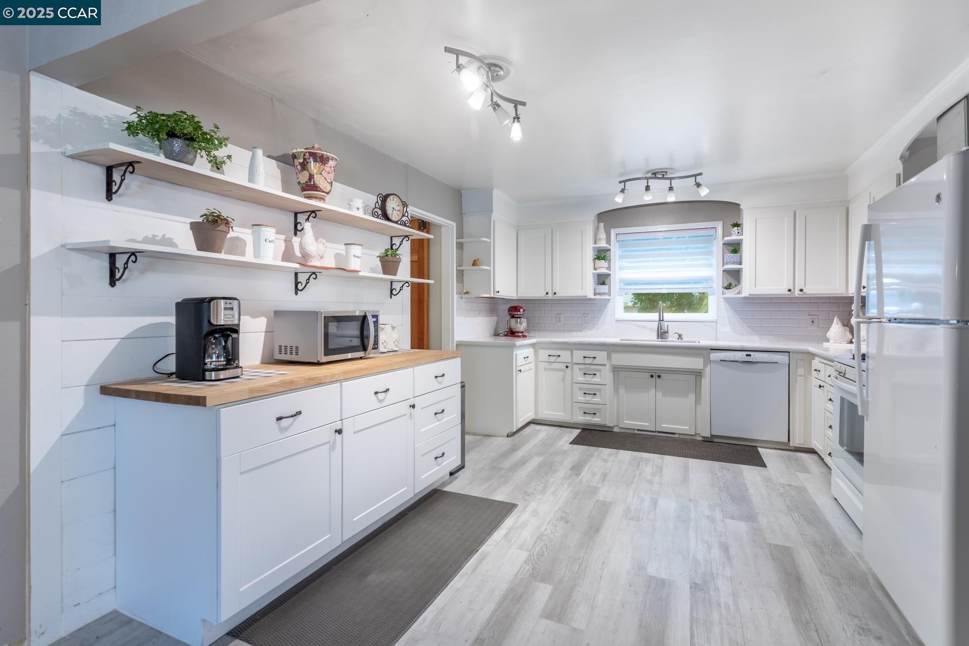 Detail Gallery Image 8 of 38 For 3301 Sacramento Dr, Redding,  CA 96001 - 3 Beds | 1/1 Baths