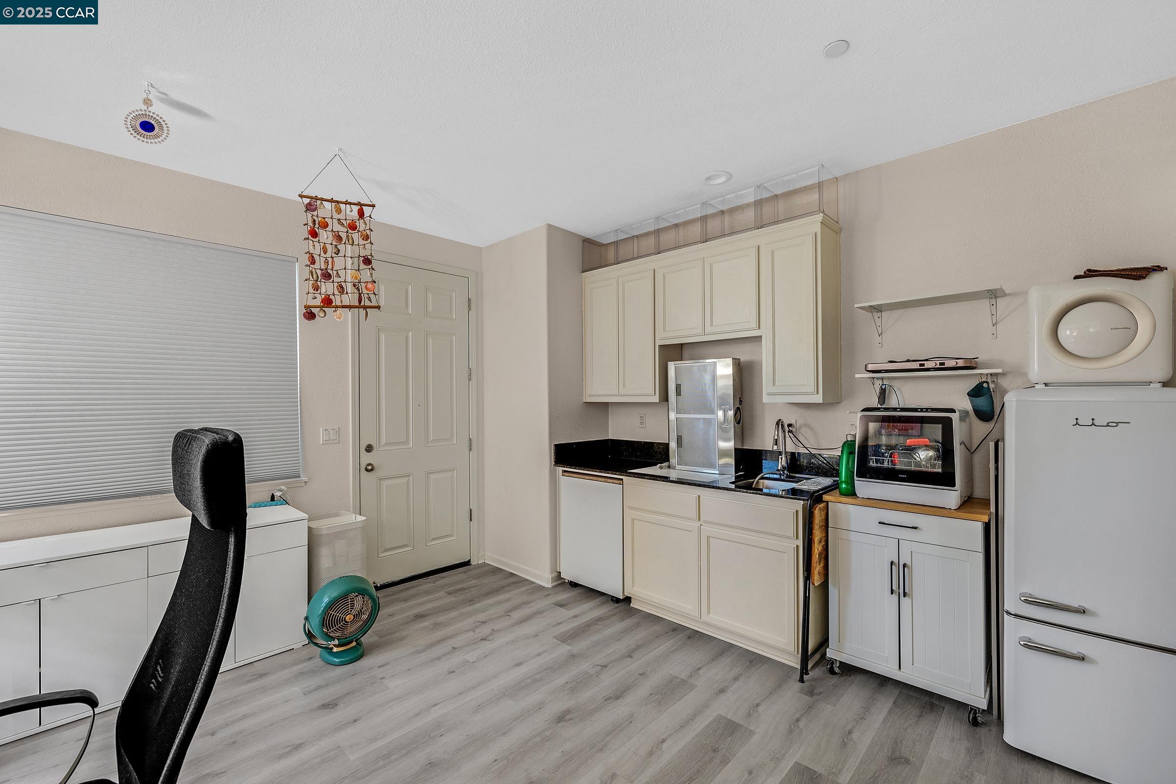 Detail Gallery Image 11 of 54 For 210 Belle Harbor Circle, Pittsburg,  CA 94565 - 5 Beds | 3/1 Baths