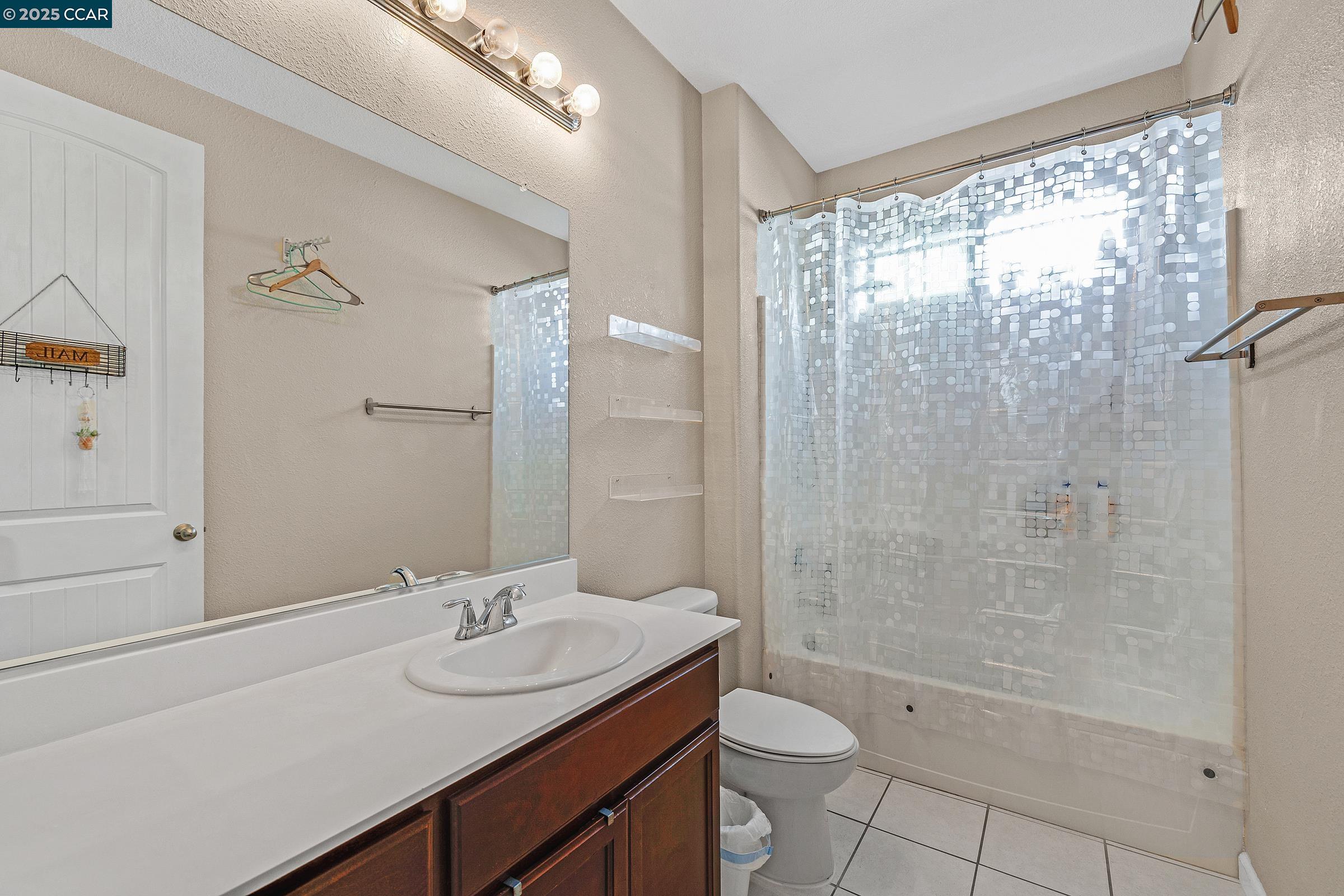 Detail Gallery Image 13 of 54 For 210 Belle Harbor Circle, Pittsburg,  CA 94565 - 5 Beds | 3/1 Baths