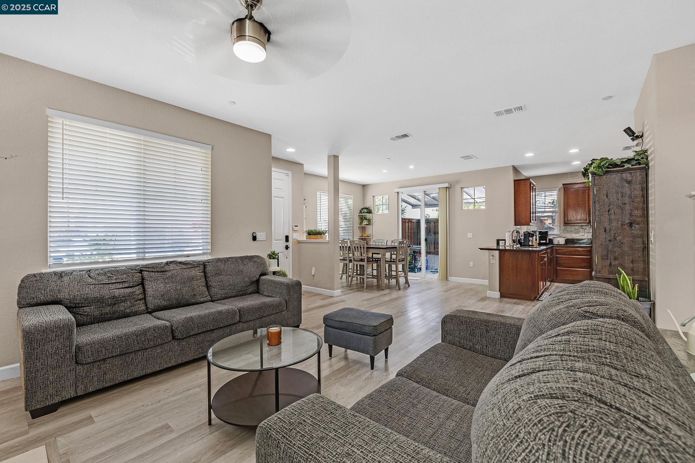 Detail Gallery Image 16 of 54 For 210 Belle Harbor Circle, Pittsburg,  CA 94565 - 5 Beds | 3/1 Baths