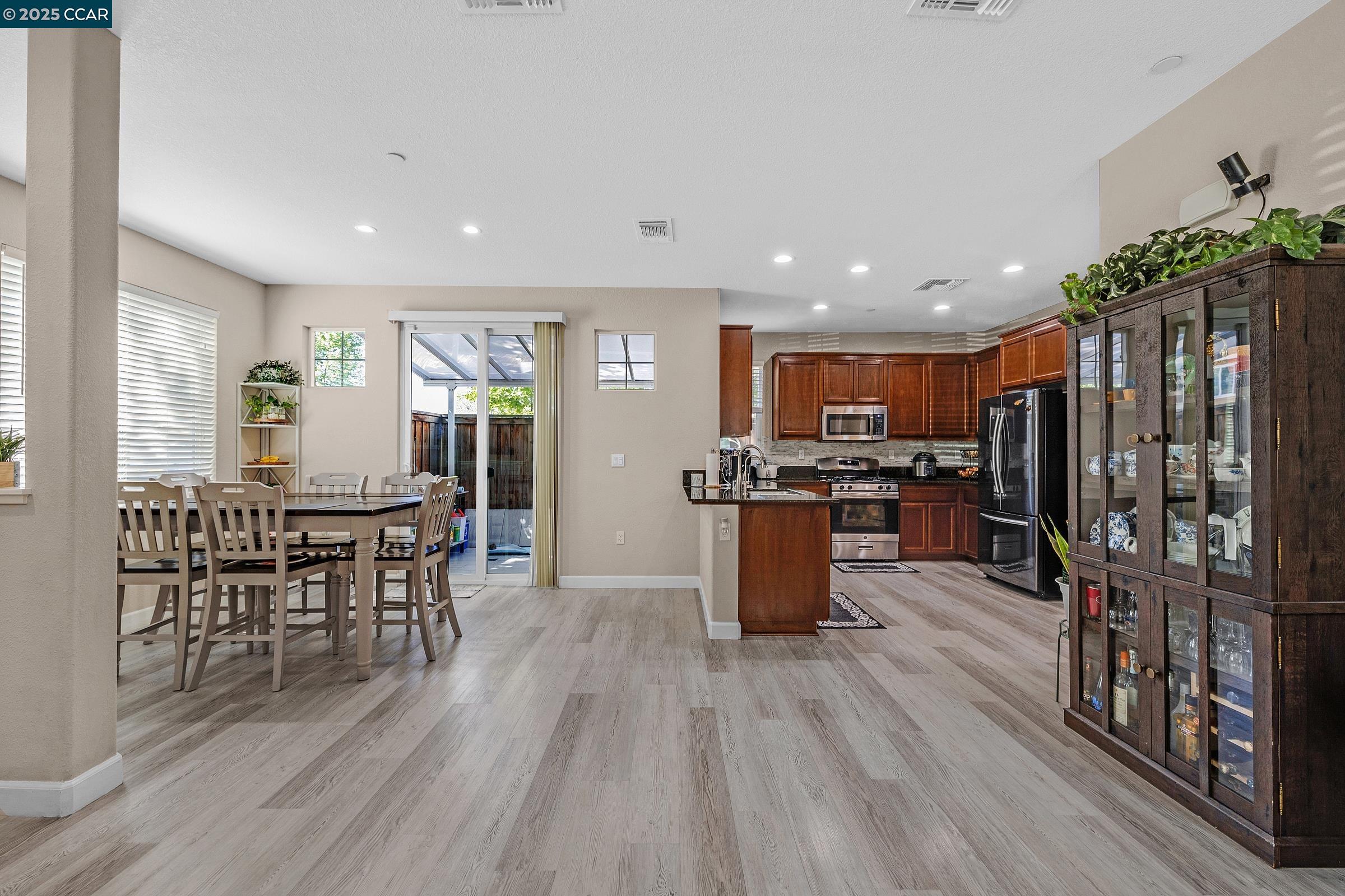 Detail Gallery Image 17 of 54 For 210 Belle Harbor Circle, Pittsburg,  CA 94565 - 5 Beds | 3/1 Baths