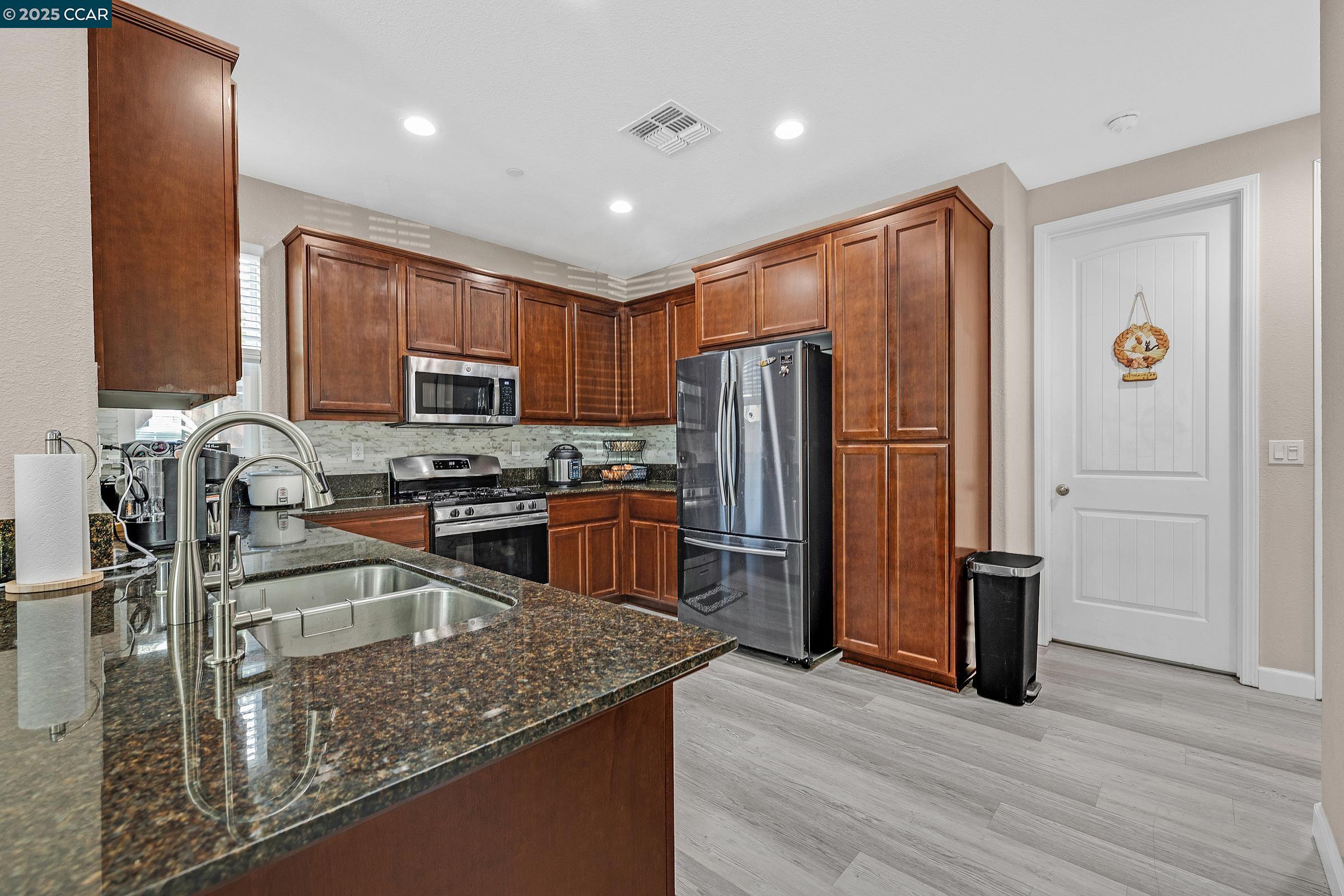 Detail Gallery Image 20 of 54 For 210 Belle Harbor Circle, Pittsburg,  CA 94565 - 5 Beds | 3/1 Baths