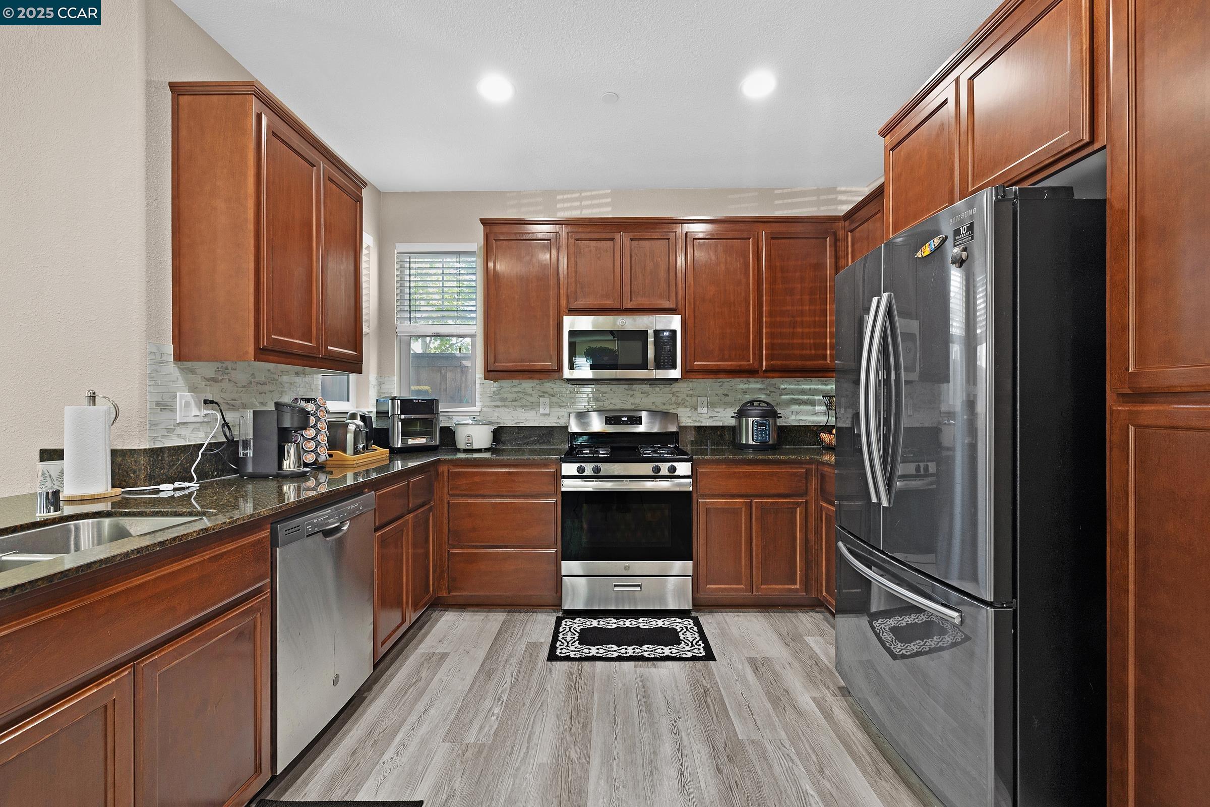 Detail Gallery Image 21 of 54 For 210 Belle Harbor Circle, Pittsburg,  CA 94565 - 5 Beds | 3/1 Baths